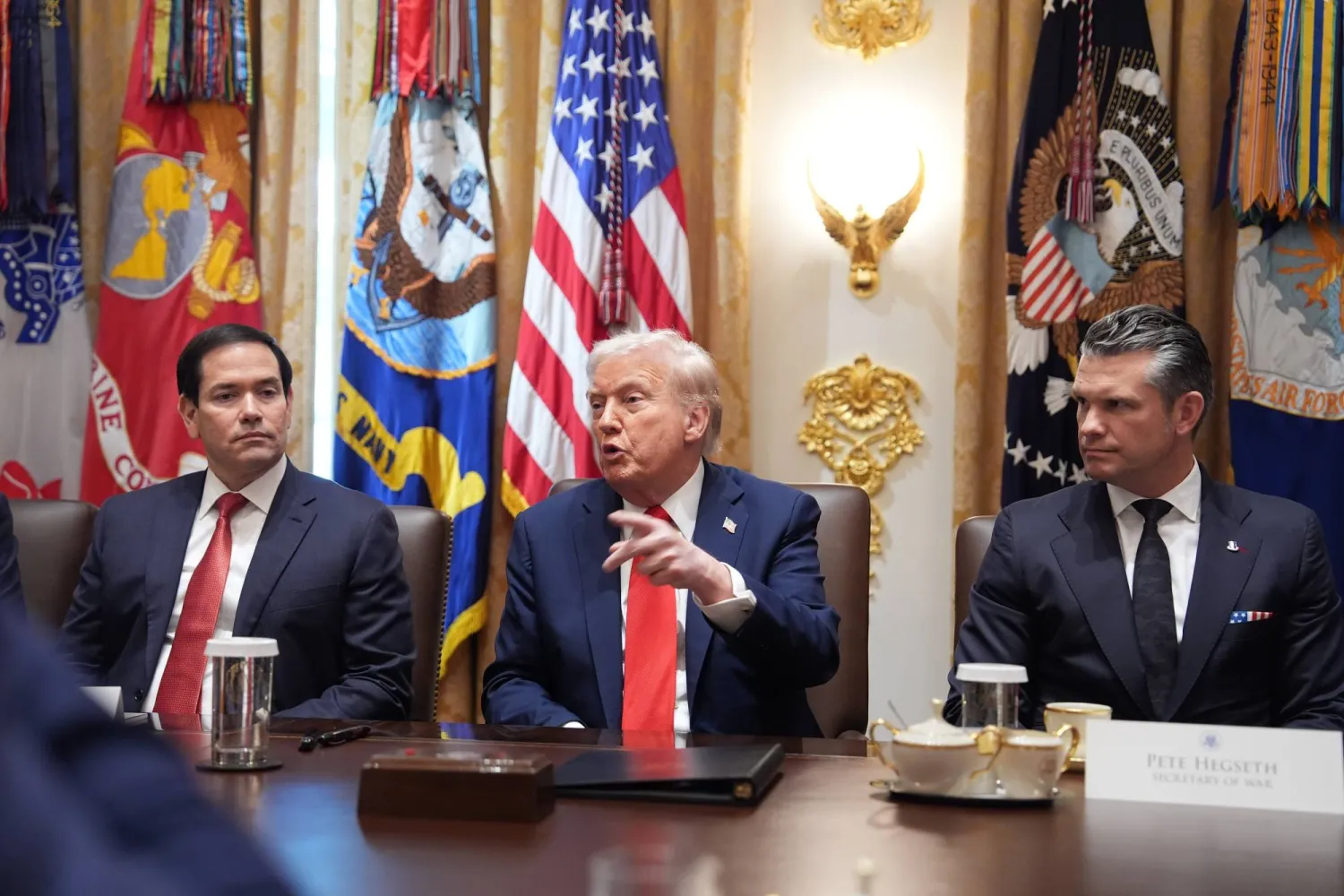 ترمب يتحدث خلال اجتماع لمجلس الوزراء في البيت الأبيض اليوم (أ.ب)