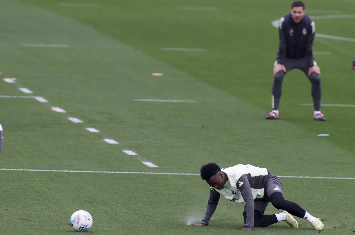 شابي ألونسو ولاعبه البرازيلي فينيسيوس جونيور في تدريبات ريال مدريد (إ.ب.أ)