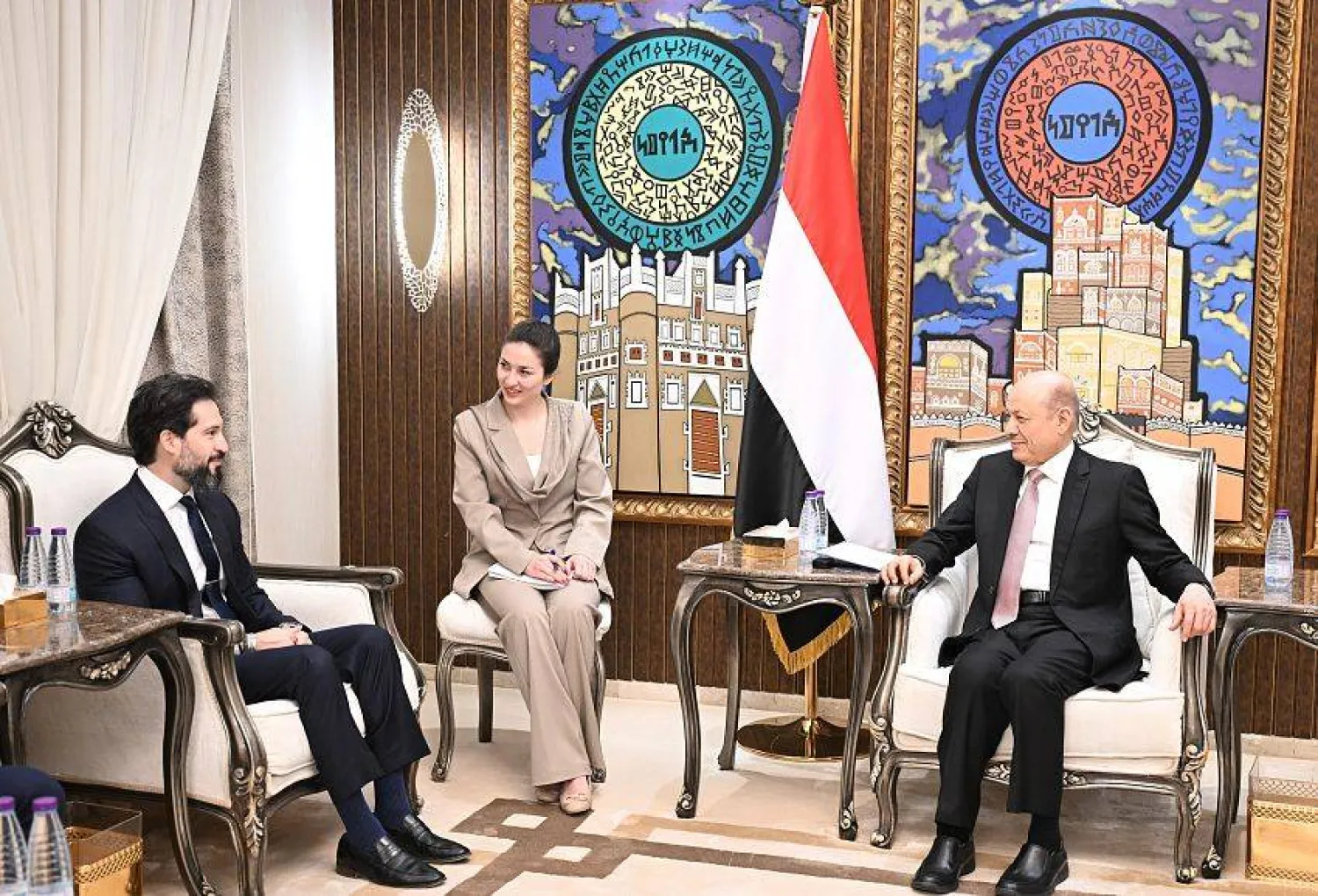 رئيس مجلس القيادة الرئاسي رشاد العليمي خلال استقباله القائم بأعمال السفير الأميركي (سبأ)