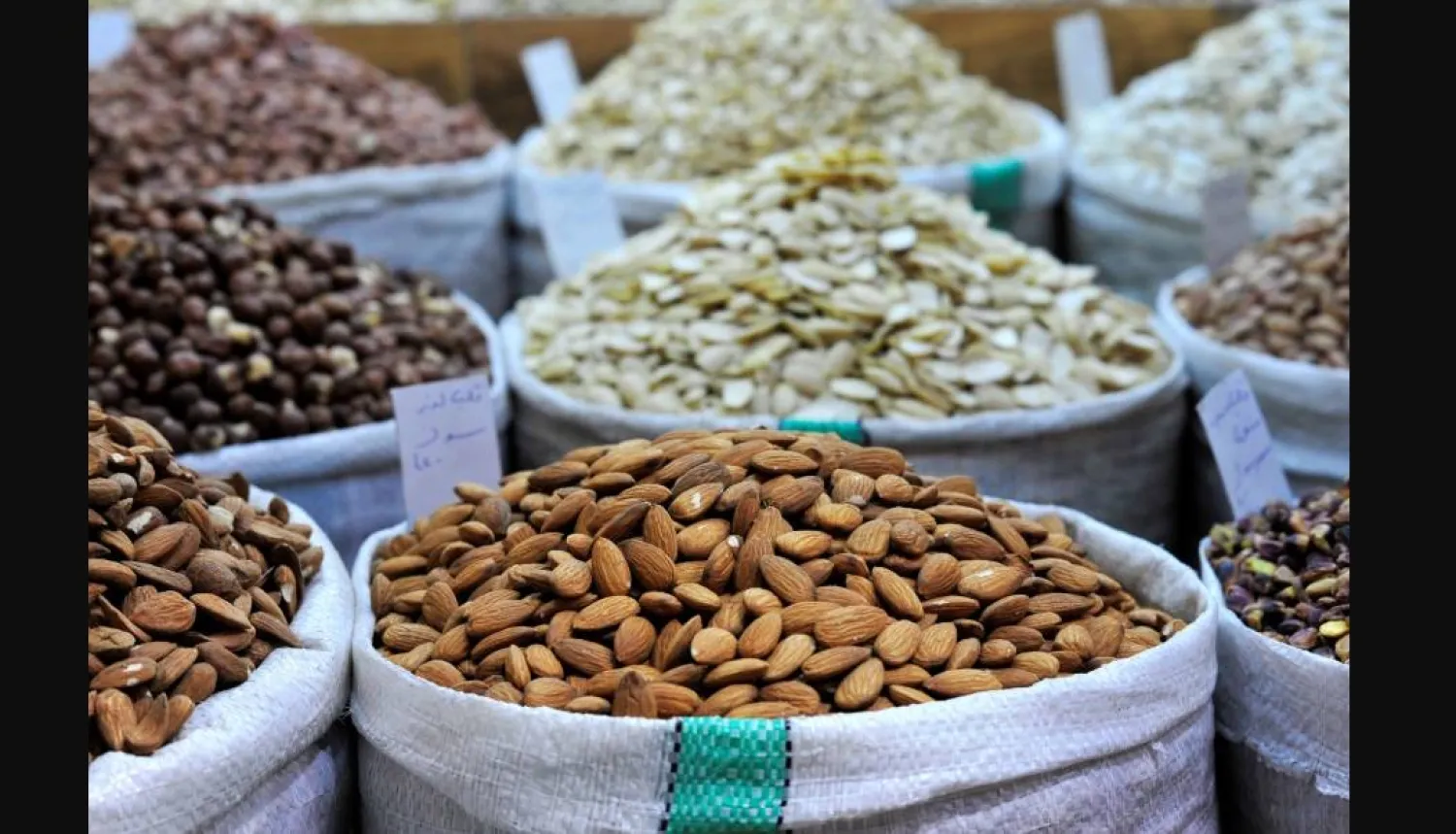 جميع المكسرات توفر عناصر غذائية مهمة مثل الألياف والدهون الصحية والبروتينات (رويترز)