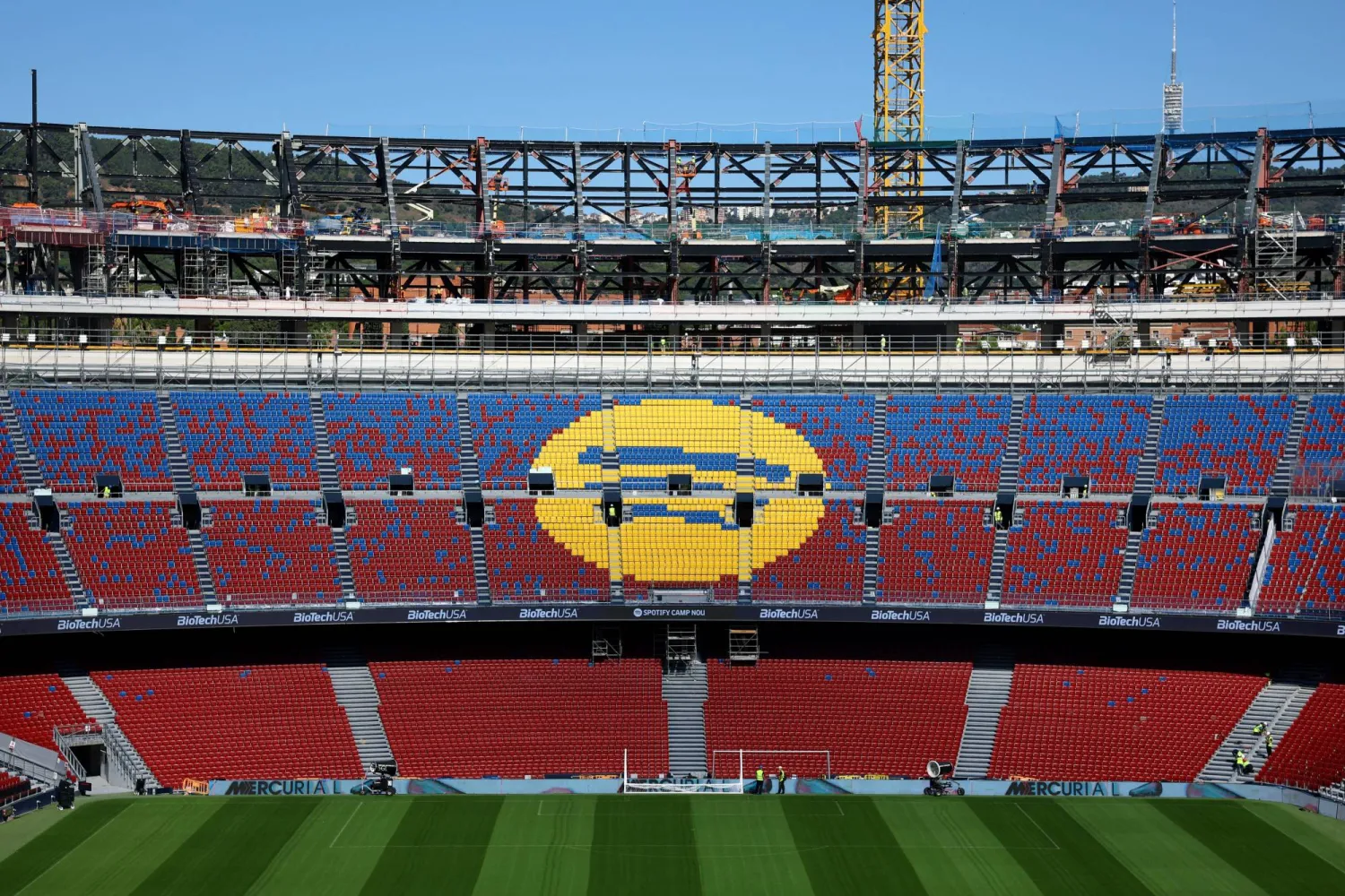 ملعب كامب نو يستعد لاستقبال برشلونة من جديد (رويترز)