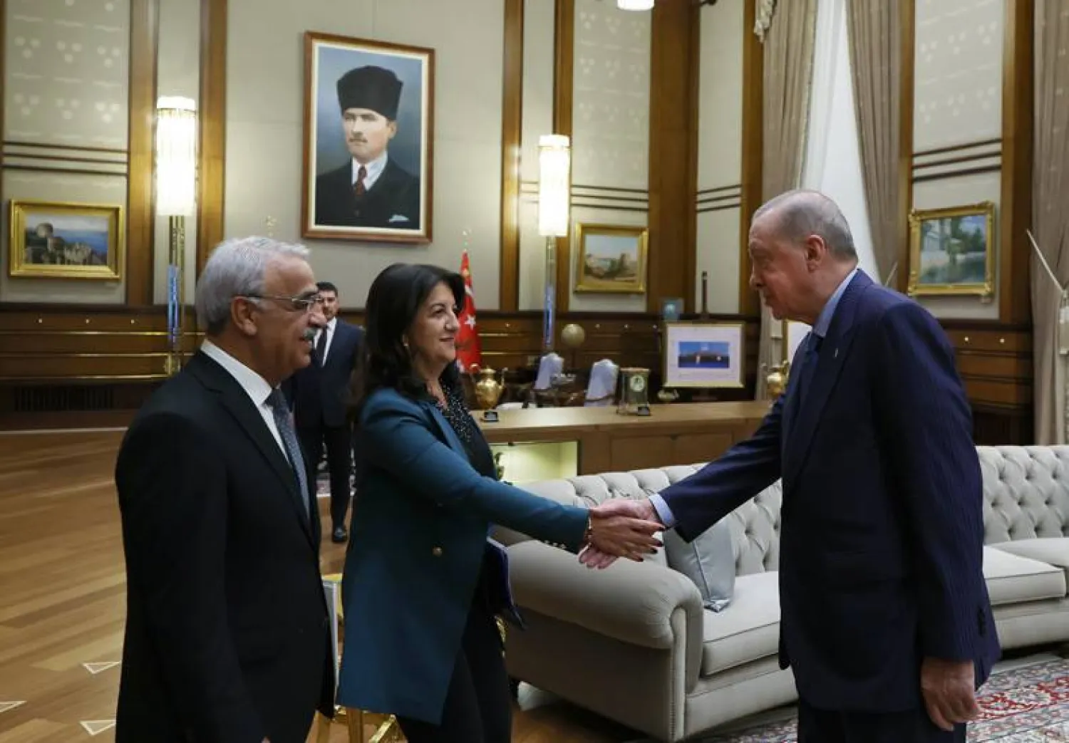 الرئيس التركي رجب طيب إردوغان مصافحاً النائبة في حزب «الديمقراطية والمساواة للشعوب» بروين بولدان خلال استقبالها وزميلها مدحت سانجار في 30 أكتوبر (الرئاسة التركية)