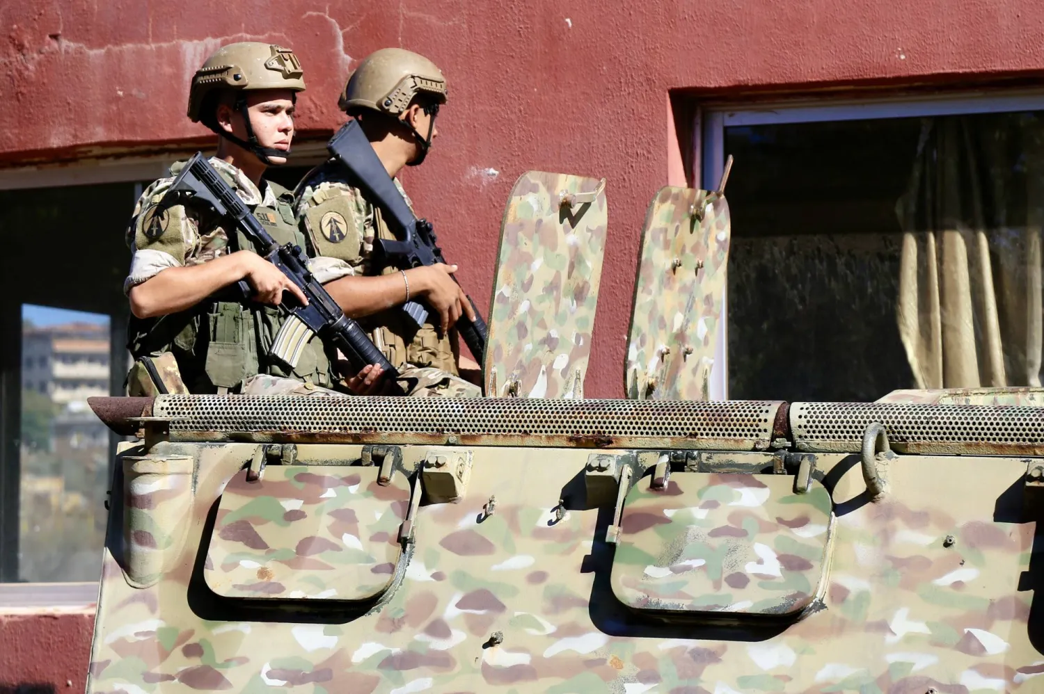 جنود لبنانيون على متن آلية عسكرية في بلدة بليدا الحدودية بجنوب لبنان (إ.ب.أ)