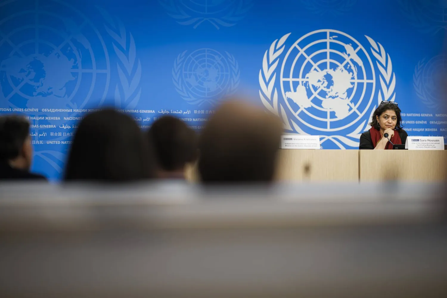 سارة حسين رئيسة بعثة تقصي الحقائق في إيران خلال مؤتمر صحافي بجنيف... مارس 2024 (إ.ب.أ)