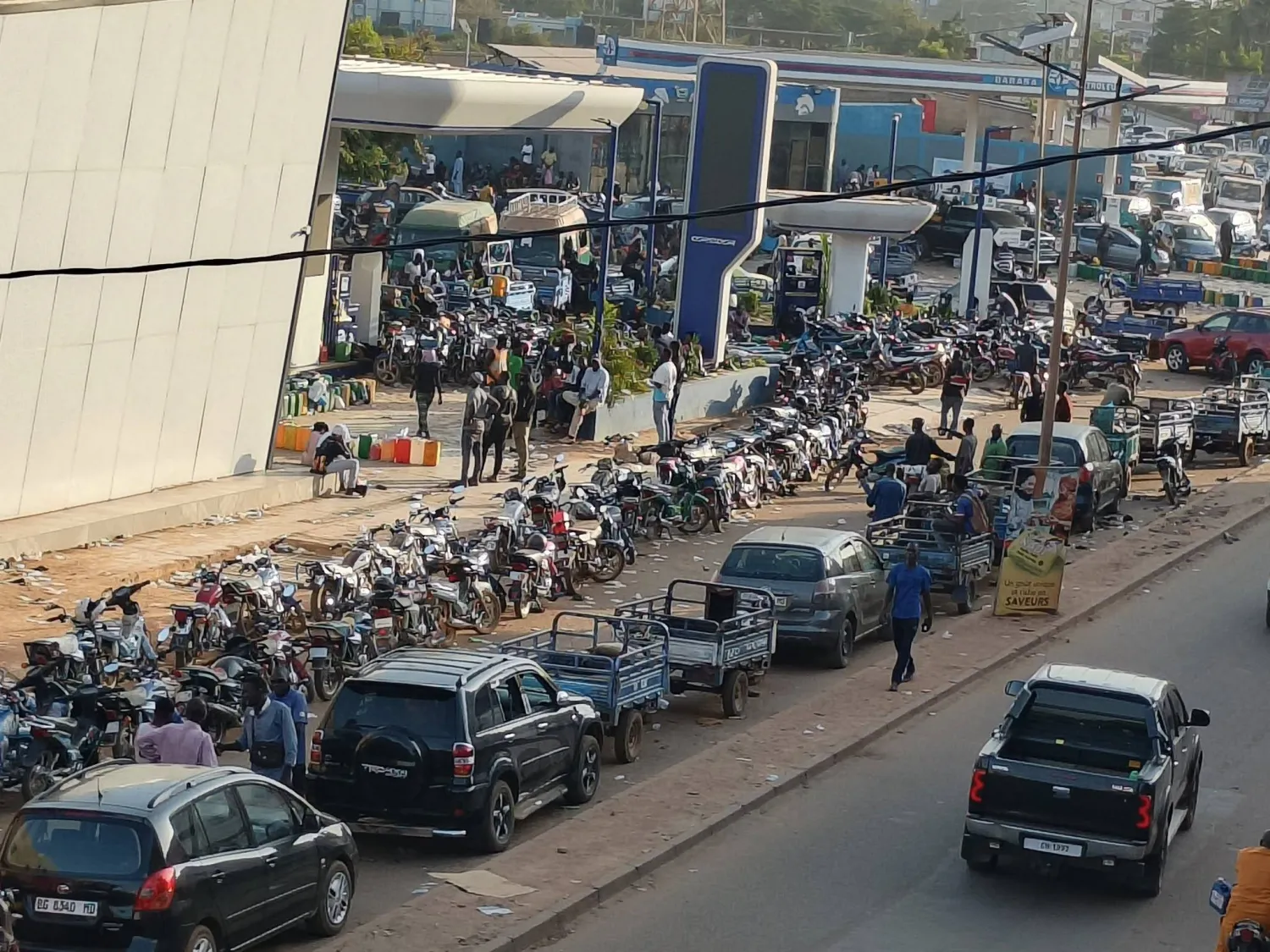 طوابير السيارات والدراجات أمام محطة للوقود في باماكو (إعلام محلي)