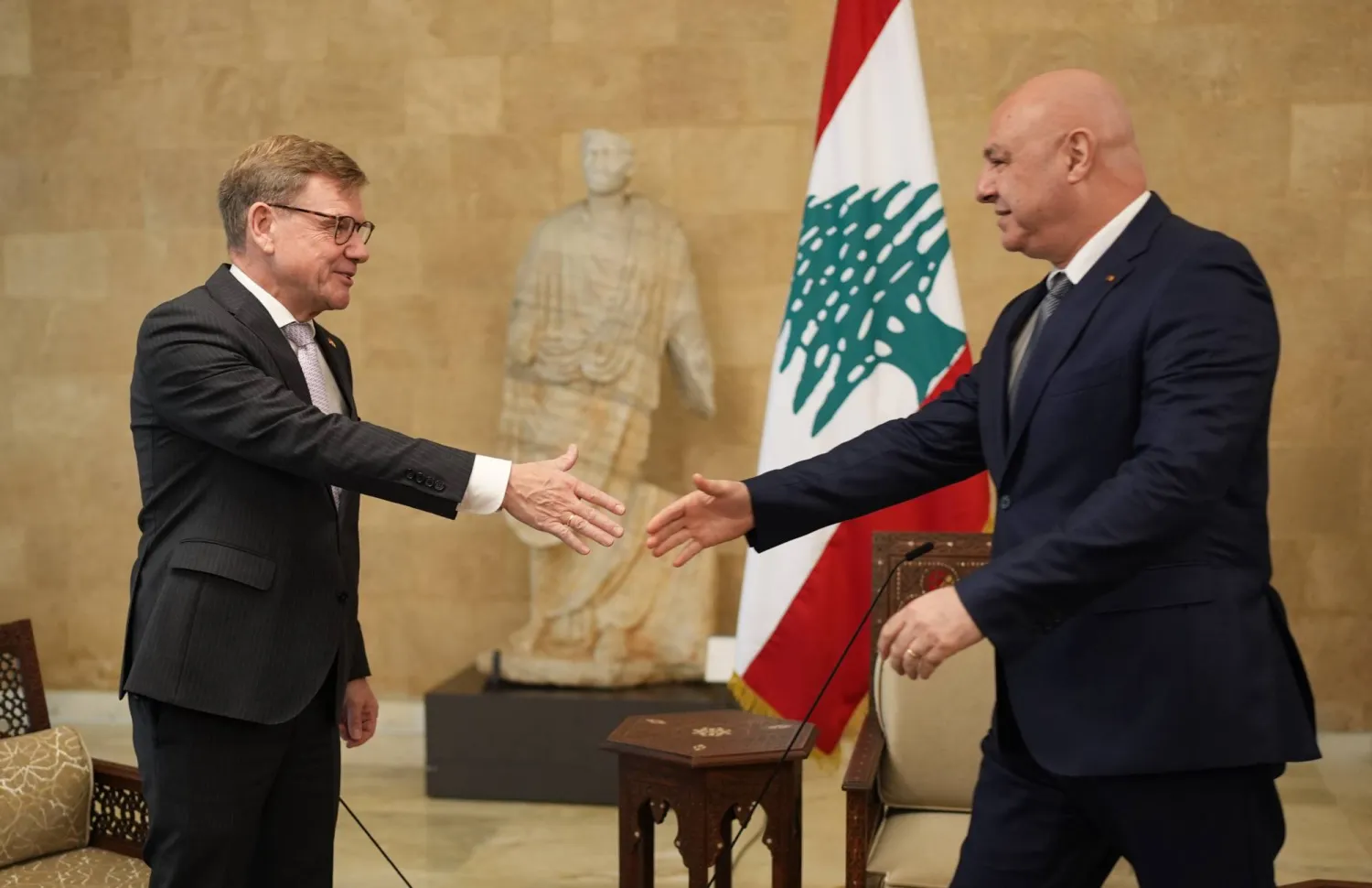 الرئيس اللبناني جوزيف عون يصافح وزير الخارجية الألمانية يوهان فاديفول (د.ب.أ)