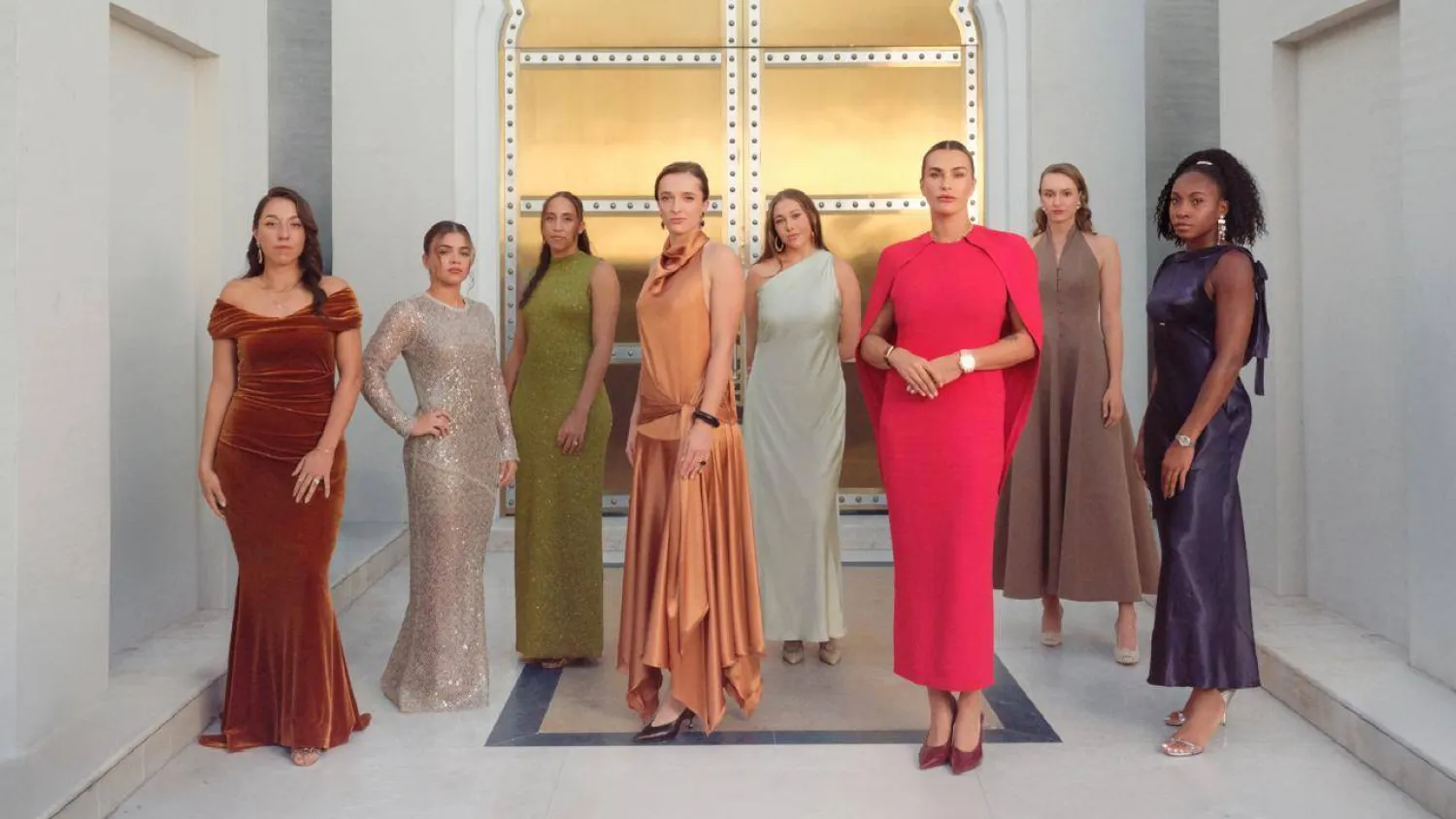 نجمات التنس في لقطة جماعية مرتديات التصميمات العالمية الجديدة (الشرق الأوسط)