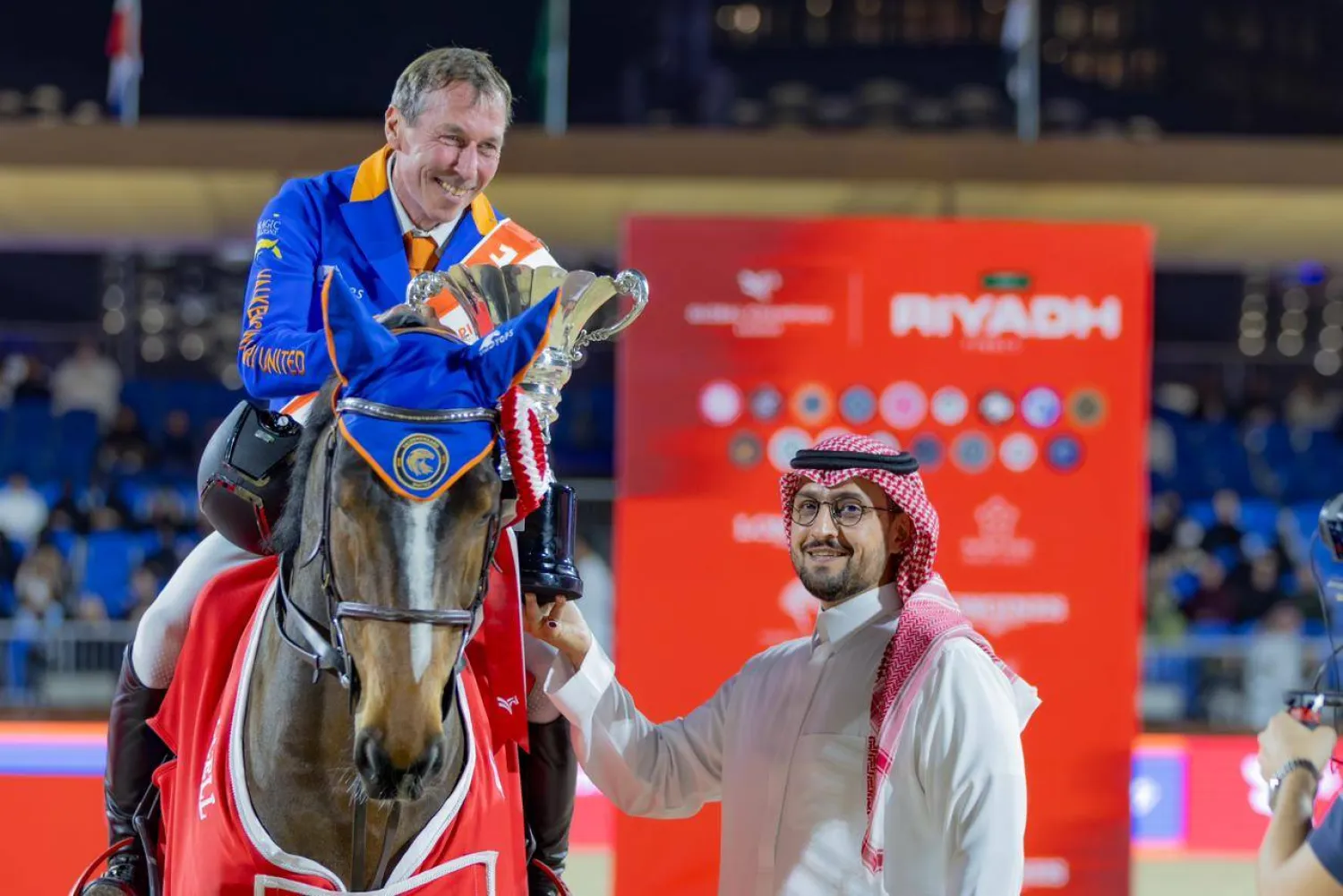 الأمير عبد الله بن فهد بن عبد الله خلال تتويجه الفارس البلجيكي باللقب (الشرق الأوسط)