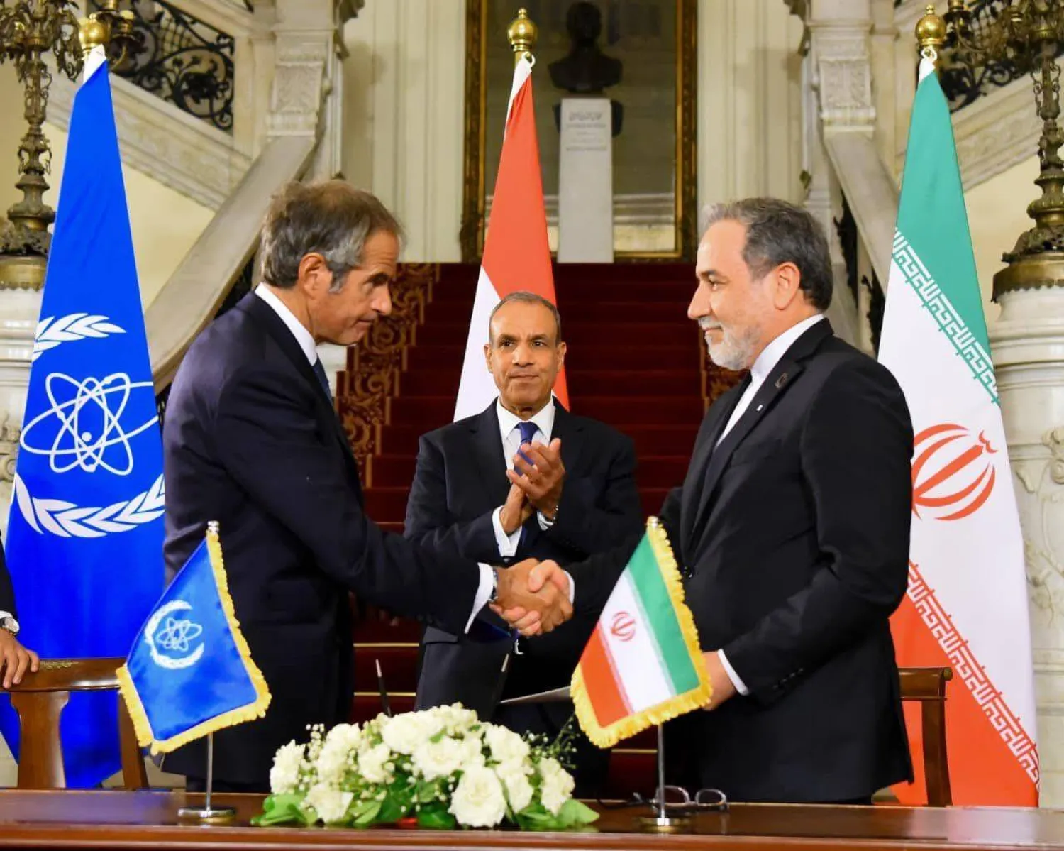 وزير الخارجية المصري ونظيره الإيراني ومدير الوكالة الدولية للطاقة الذرية عقب التوقيع على «اتفاق القاهرة» في سبتمبر الماضي (الخارجية المصرية)