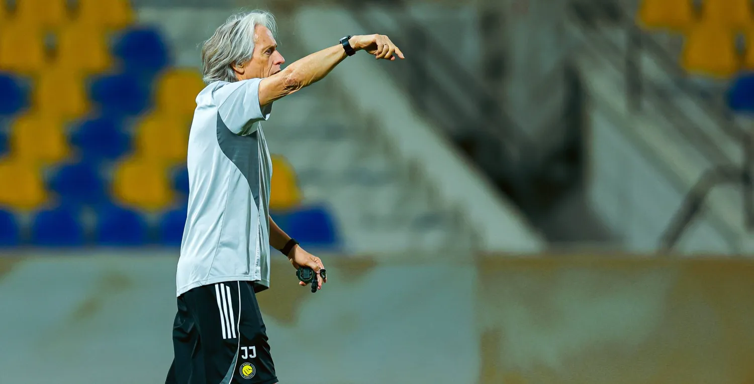 خيسوس يوجه لاعبيه خلال المران (موقع النادي)