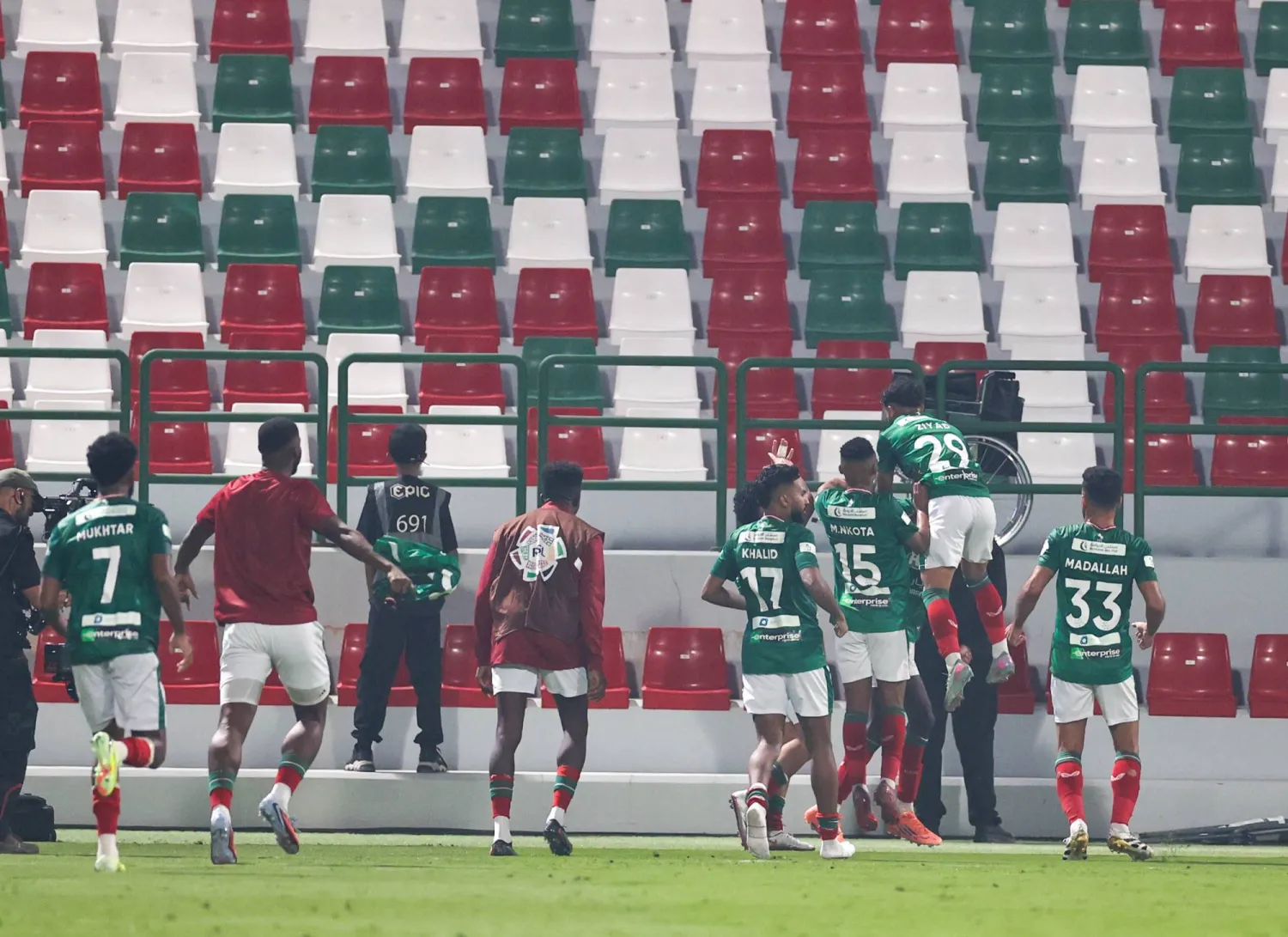 فرحة اتفاقية بهدف التعادل (تصوير: سعد العنزي)