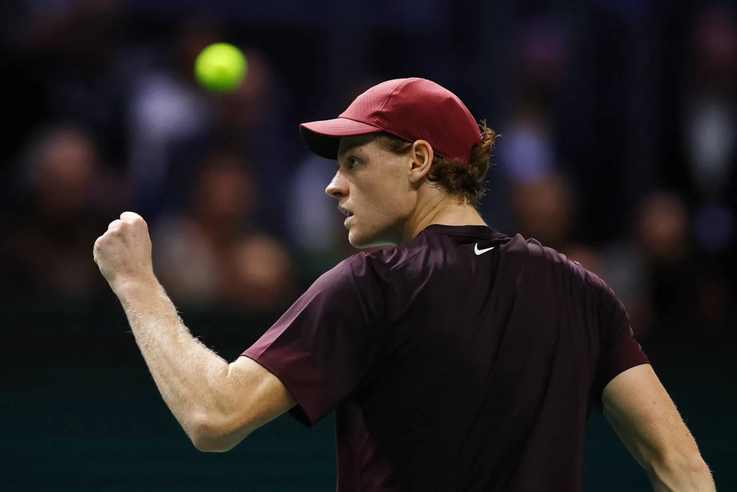 سينر محتفلاً بالفوز (رويترز)