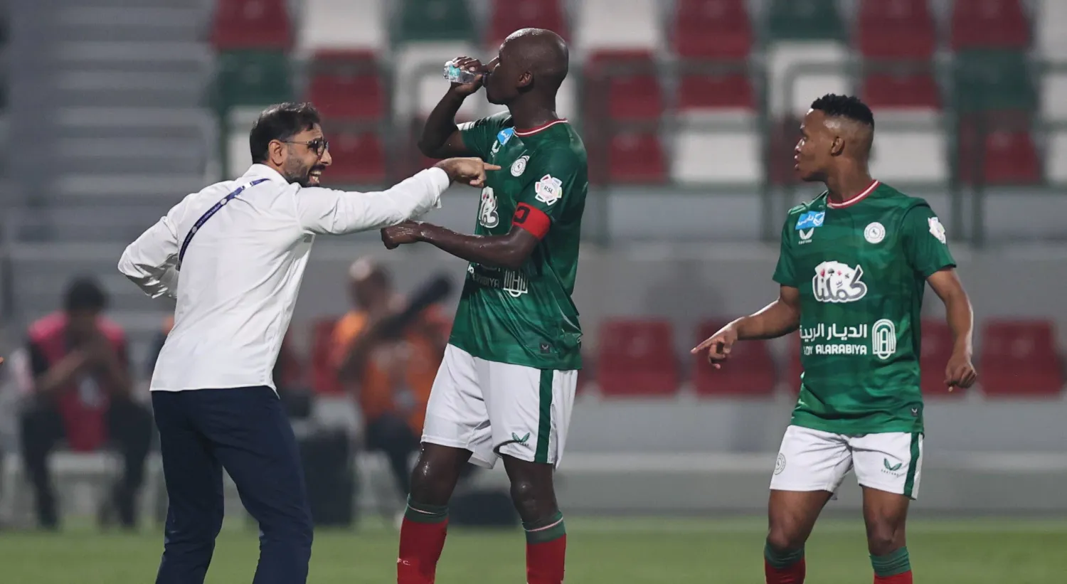 الشهري يوجه لاعبيه خلال المباراة (تصوير: سعد العنزي)