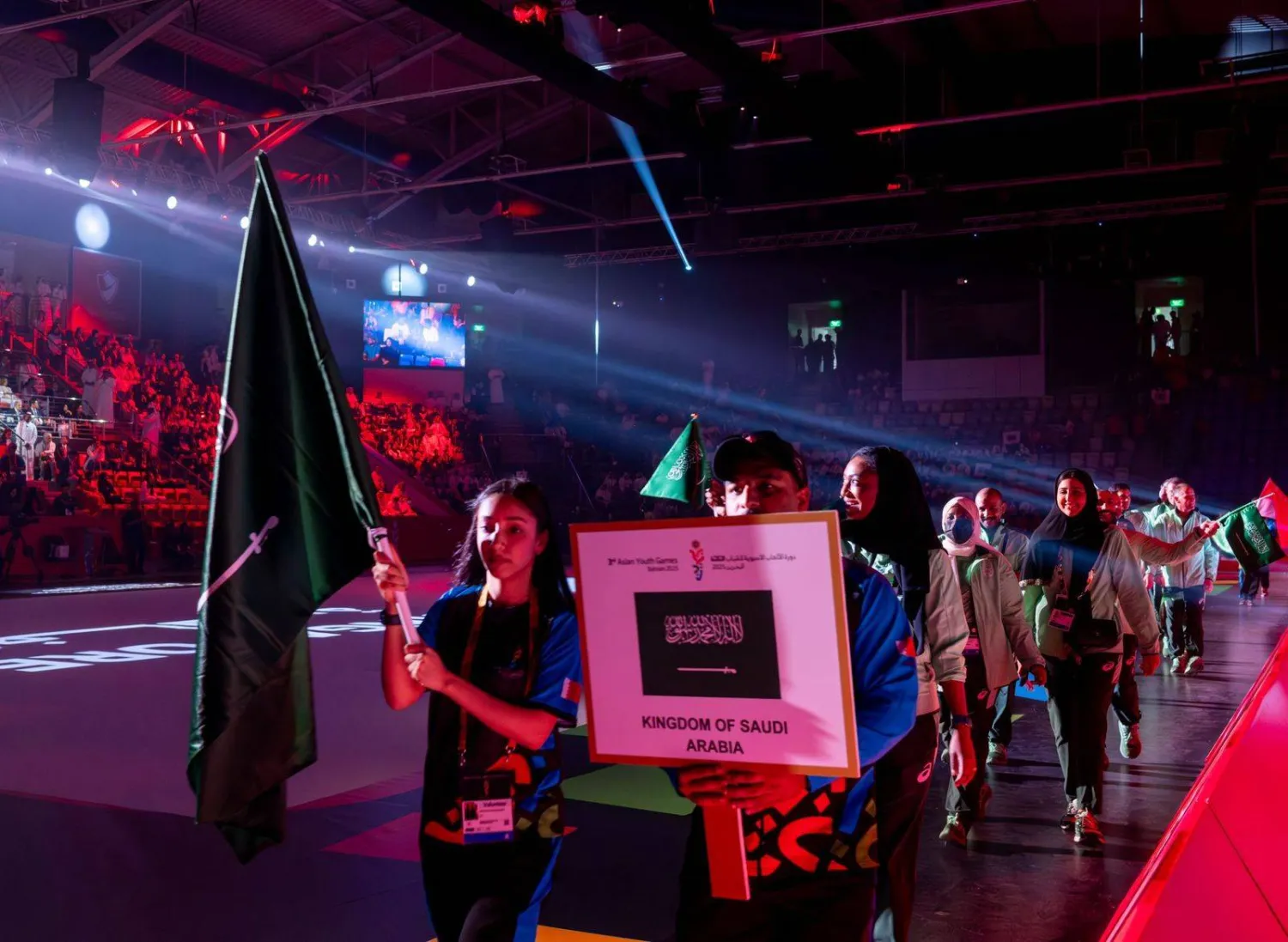 البعثة السعودية في مسيرة العرض خلال الحفل الختامي (الشرق الأوسط)