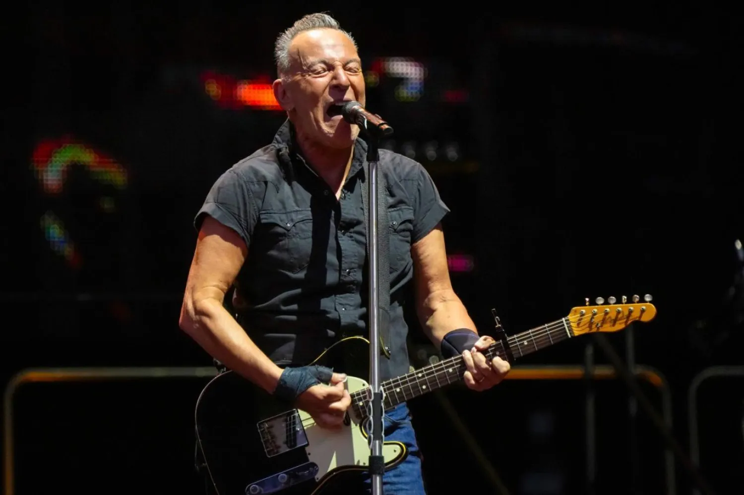 Bruce Springsteen barda karaoke yaptığında kalabalığın "çıldırmasını" beklediğini söyledi (AP)
