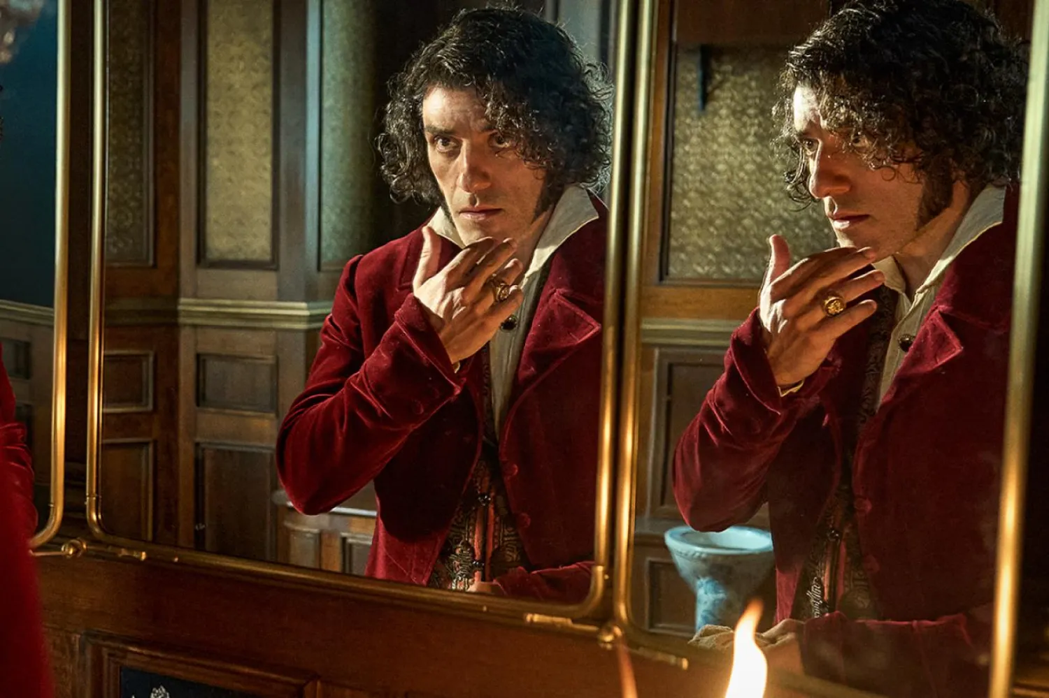 Dr. Victor Frankenstein rolündeki Amerikalı aktör Oscar Isaac, Bir Evlilikten Manzaralar'da (Scenes from a Marriage) sergilediği çarpıcı performansla Emmy adaylığı elde etmişti (Netflix)