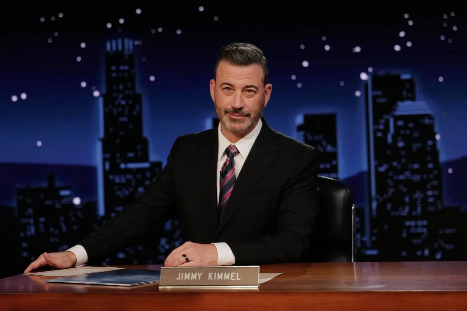 Geçen ay ABC, komedyenin MAGA yanlısı yorumcu Charlie Kirk'ün suikastına dair yaptığı açıklamalar nedeniyle Kimmel'ın şovunun "süresiz olarak" yayından kaldırıldığını duyurmuştu. Kimmel, bu yorumlarında Cumhuriyetçileri bu ölümü siyasi rant kazanmak için kullanmakla suçlamıştı (Disney)