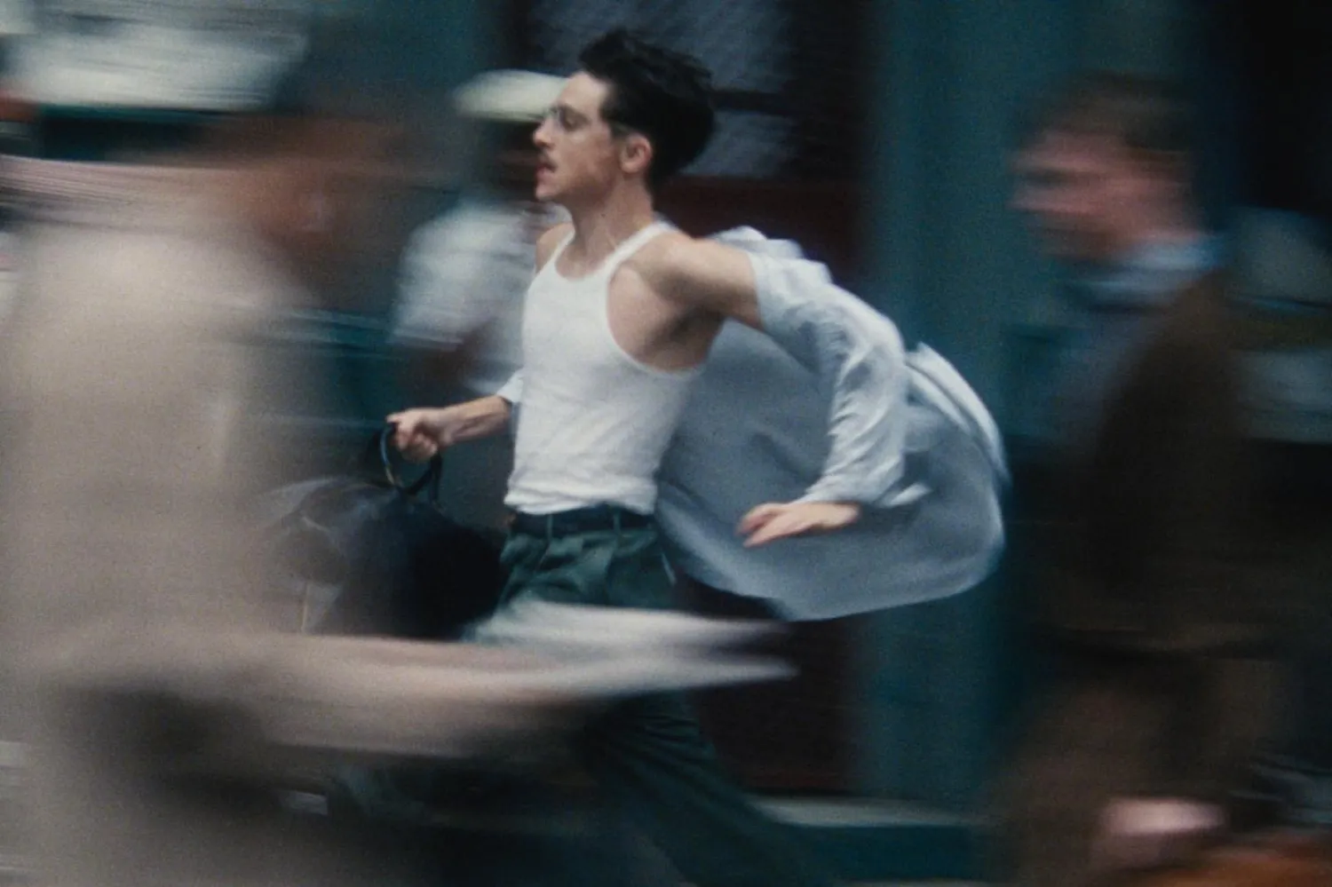 29 yaşındaki Timothée Chalamet'nin canlandırdığı Marty karakteri; masa tenisi şampiyonu, dolandırıcı, komedyen ve girişimci Marty Reisman'ın hayatından esinlenerek yaratılmış (A24)