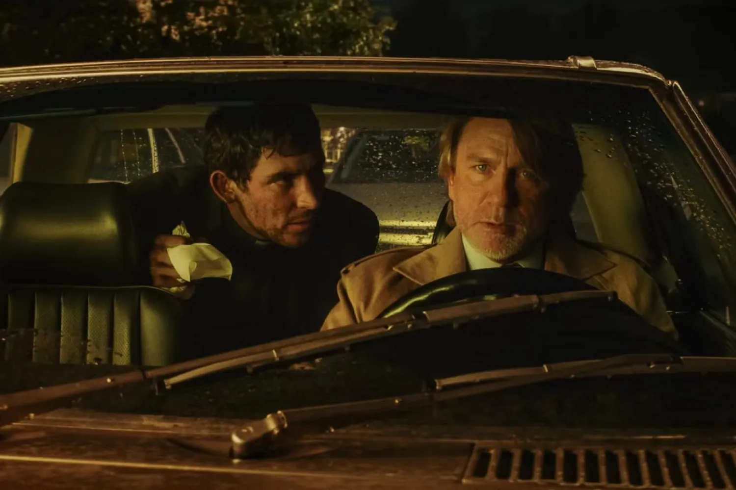Bıçaklar Çekildi: Ölü Adamın Uyanışı'nda başroldeki Daniel Craig'e (sağda), büyük çıkışını Luca Guadagnino imzalı spor draması Rekabet'le (Challengers) yapan Josh O'Connor (solda) eşlik ediyor (Netflix)