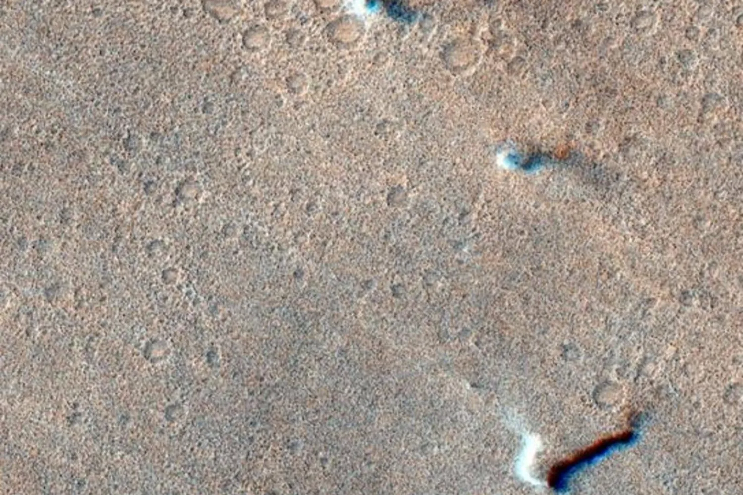 ESA'nın ExoMars Trace Gas Orbiter (TGO) aracındaki Renkli ve Stereo Yüzey Görüntüleme Sistemi (CaSSIS), 8 Kasım 2021'de Mars yüzeyinde ilerleyen bu üç toz şeytanını görüntüledi (ESA/TGO/CaSSIS)