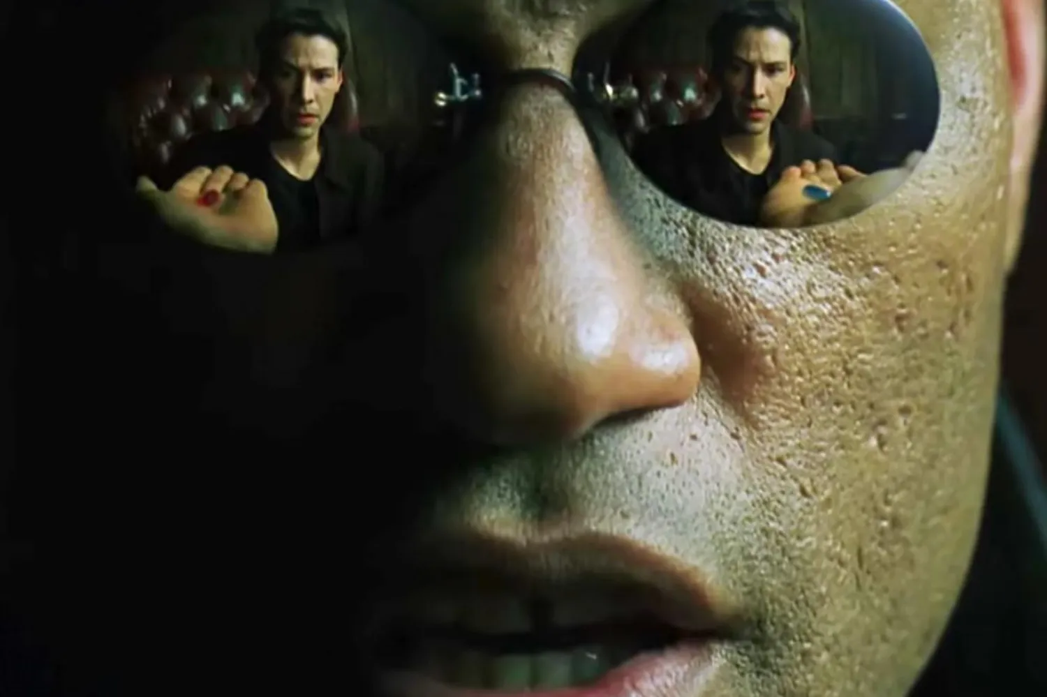 Emmy ödüllü Laurence Fishburne, kehanetteki seçilmiş kişiyi Matrix'te bulmak ve ona yardım etmek isteyen Nebuchadnezzar gemisinin kaptanı Morpheus'a hayat vermişti (Warner Bros. Pictures)