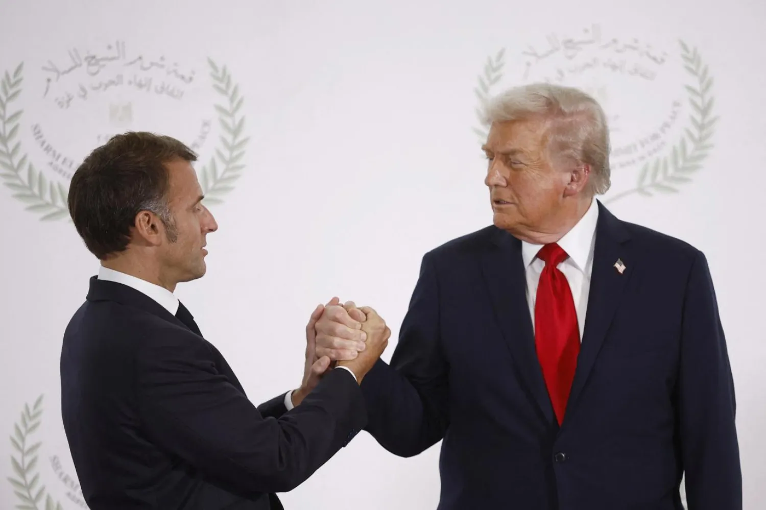 ABD Başkanı Donald Trump ve Fransa Cumhurbaşkanı Emmanuel Macron, Mısır'da Gazze'nin geleceğine ilişkin düzenlenen küresel zirvede bir kez daha uzun ve kararlı bir şekilde el sıkıştı (Reuters)