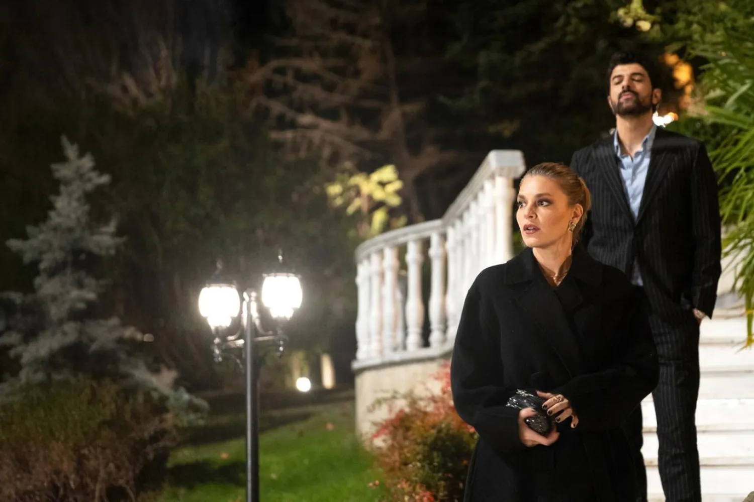 Netflix Türkiye'de en çok izlenen dizi konumundaki Enfes Bir Akşam'da 41 yaşındaki Aslı Enver, aile servetini koruma mücadelesi veren Nihal rolünde (Netflix)