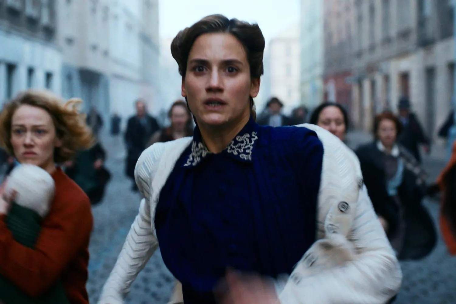 Danimarkalı aktris Danica Curcic, Savaşın Gölgeleri'nde Kopenhag sakini küçük Rigmor'un annesini canlandırıyor (Netflix)