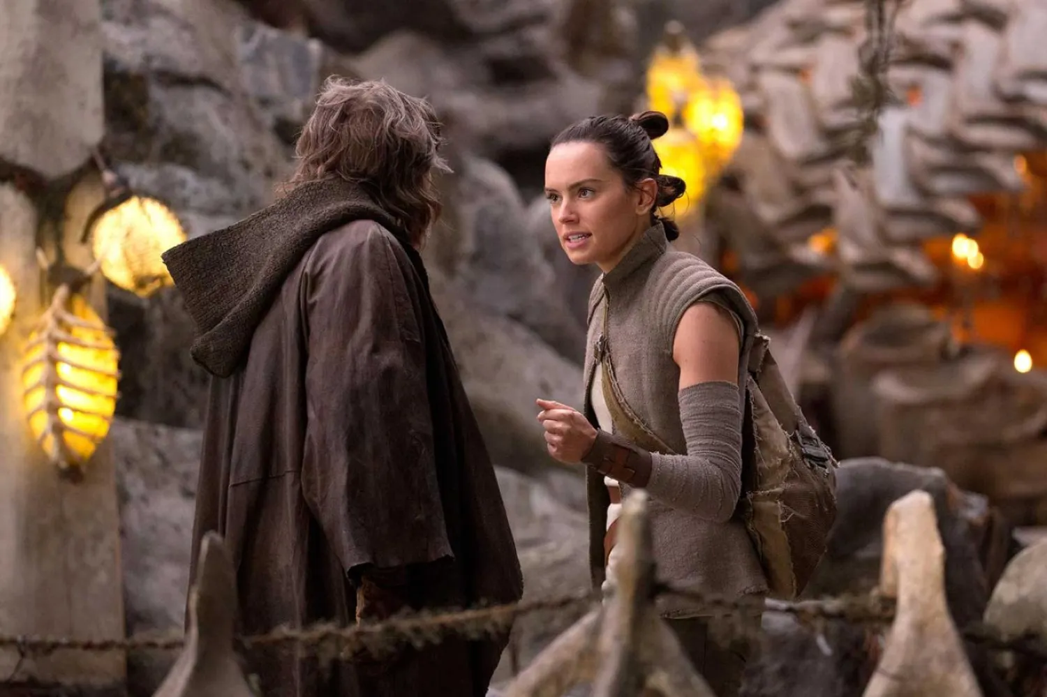 Bilimkurgu serisinin 8. bölümü olan Son Jedi'da Daisy Ridley'nin canlandırdığı Rey, Luke Skywalker'ın yardımıyla yeteneklerini geliştirip Güç'ün asırlık sırlarını çözen destansı bir maceraya atılıyor (Walt Disney Studios Motion Pictures)