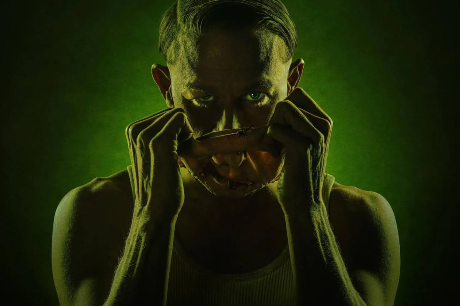 Charlie Hunnam, Ryan Murphy'nin Canavar antoloji serisinin üçüncü sezonunda Ed Gein'e hayat veriyor. Gein, Osgood Perkins'in hayatını kaybeden babası Anthony'nin canlandırdığı, Sapık'taki Norman Bates'e ilham kaynağı olmasıyla biliniyor (Netflix)