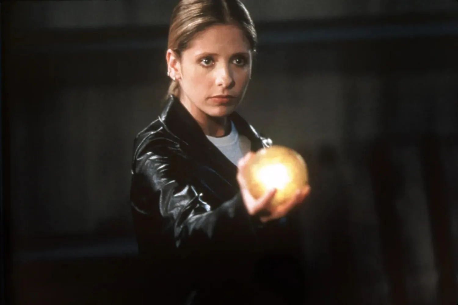 Amerikalı oyuncu Sarah Michelle Gellar, Joss Whedon tarafından yaratılan fantastik dizide oynamaya başladığında henüz 19 yaşındaydı (The WB)