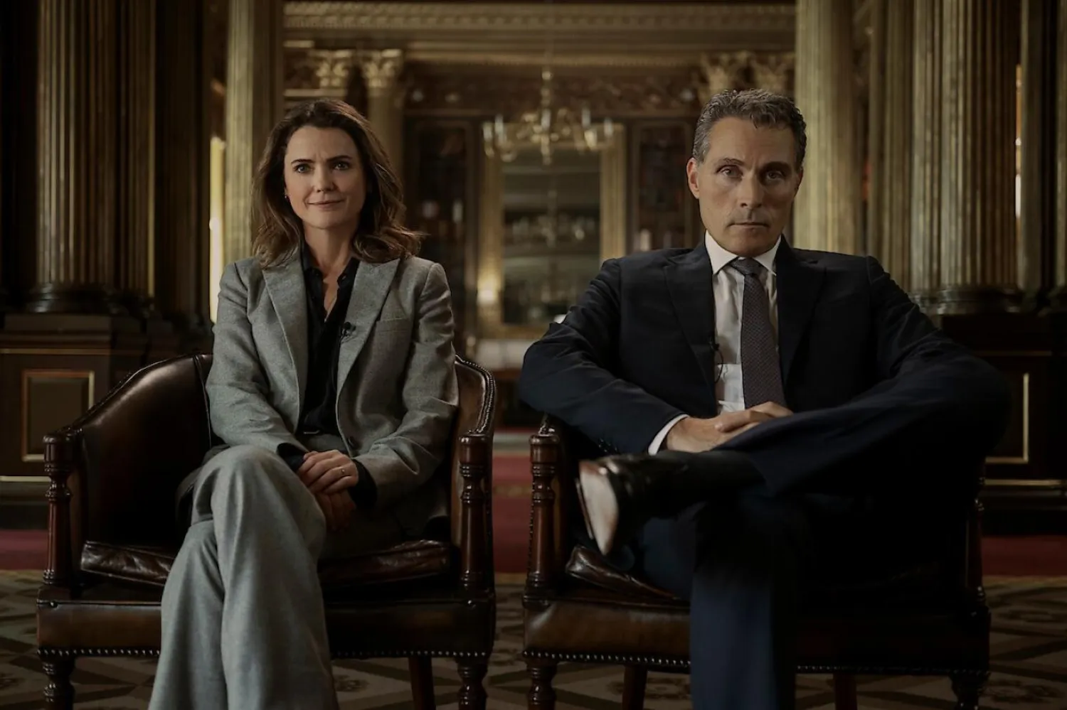 The Diplomat'ta başroldeki Keri Russell'a (solda), eşi Hal Wyler rolünde Emmy adayı aktör Rufus Sewell (sağda) eşlik ediyor (Netflix)