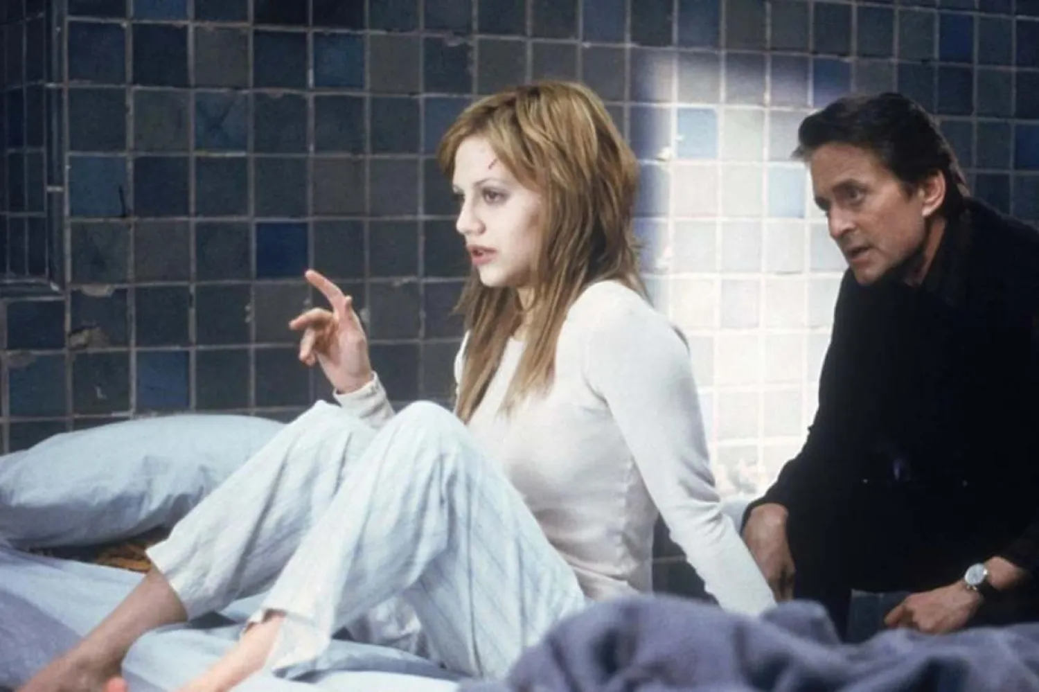 Sakın Konuşma'da Michael Douglas'ın canlandırdığı psikiyatr, Brittany Murphy'nin oynadığı katatonik akıl hastasından gizli bir banka hesabıyla ilgili ayrıntıları öğrenmek için elinden geleni yapmak zorunda kalıyor (Netflix/20th Century Studios)