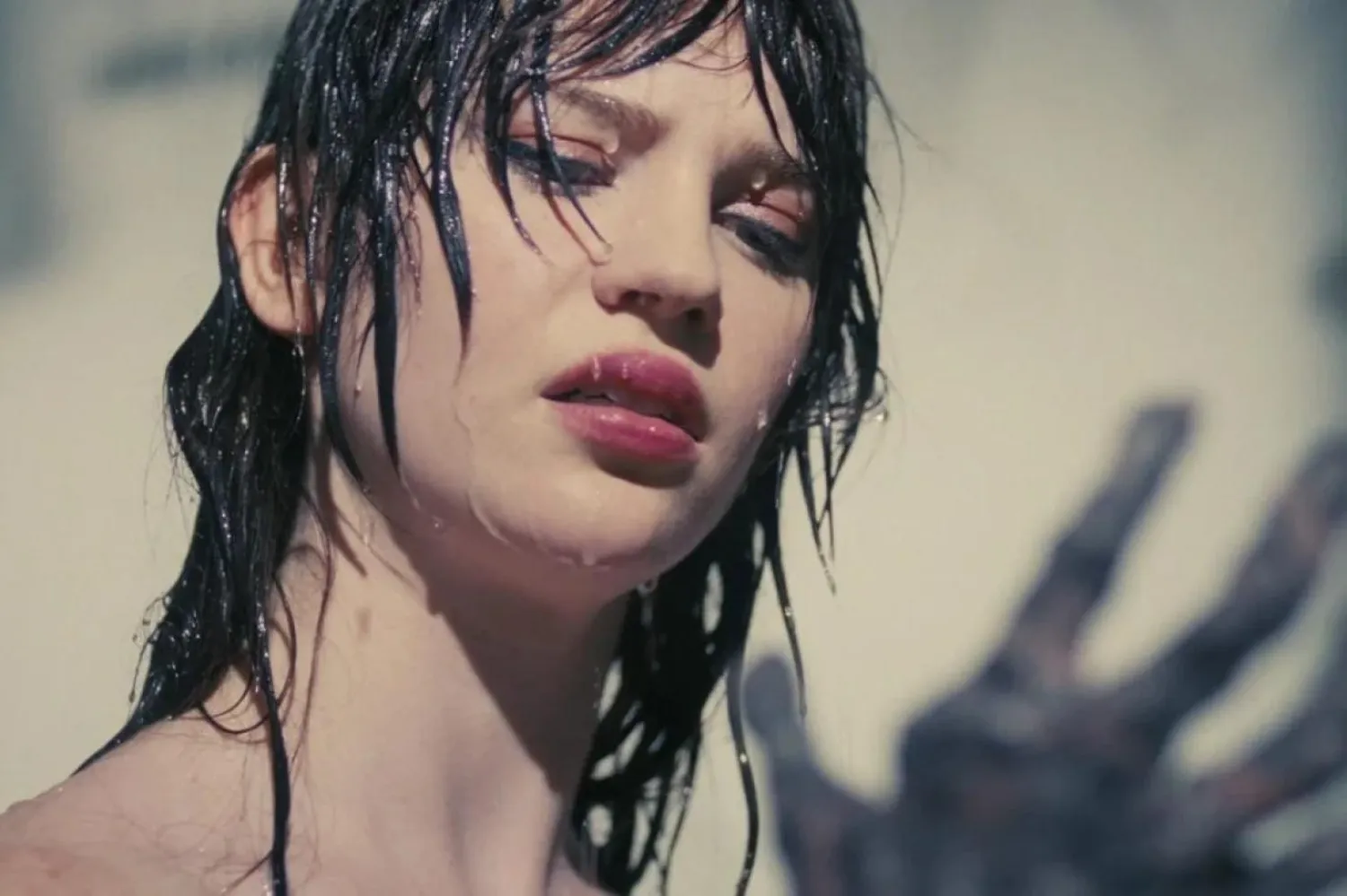 25 yaşındaki Sophie Thatcher, Kusursuz Arkadaş'ın yanı sıra Sapkın (Heretic) ve The Boogeyman gibi korku filmlerinde başrolde yer alarak türün yeni "çığlık kraliçesi" oldu bile (Warner Bros.)