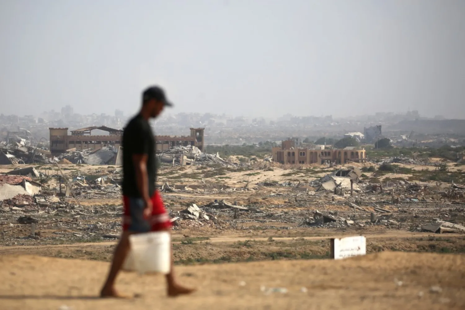 9 Ekim 2025'te, Gazze'nin merkezindeki Nuseyrat'ta yerinden edilmiş kişiler için kurulan bir kampta, Gazze'de yeni bir ateşkes anlaşmasının haberinin ardından Filistinli çocuklar kutlama yapıyor (AFP)