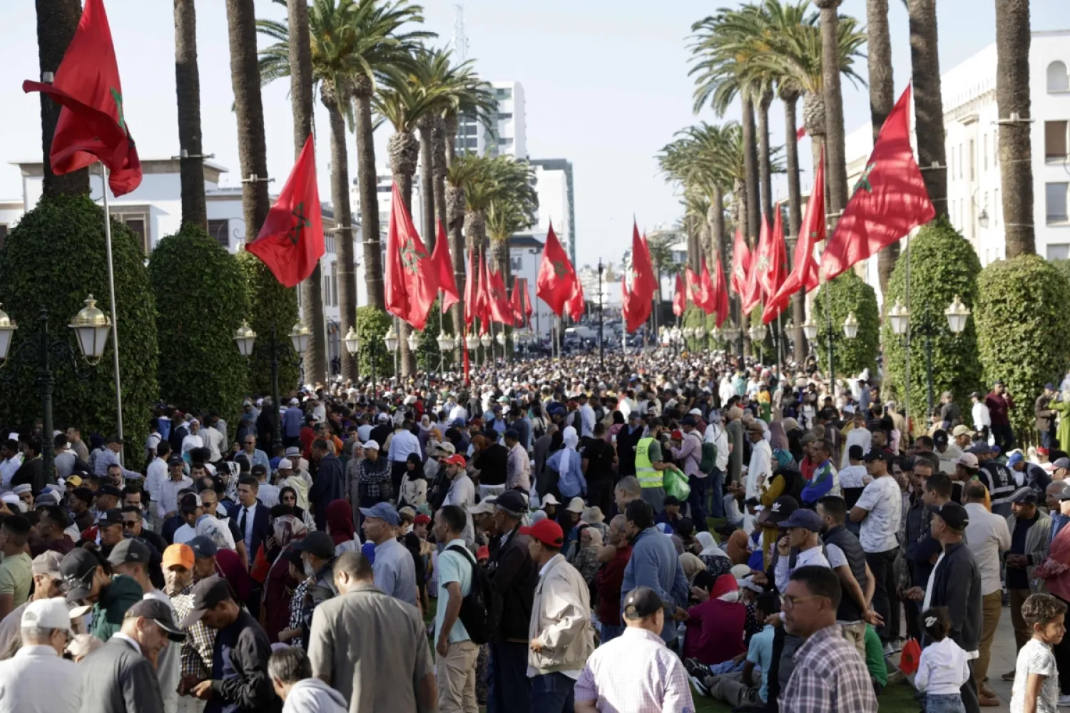 Fas Kralı beşinci yasama yılının ilk oturumunun açılışına başkanlık etmeye hazırlanırken, Rabat'taki Fas Meclisi binası önünde kalabalıklar toplandı, 10 Ekim 2025 (AFP)