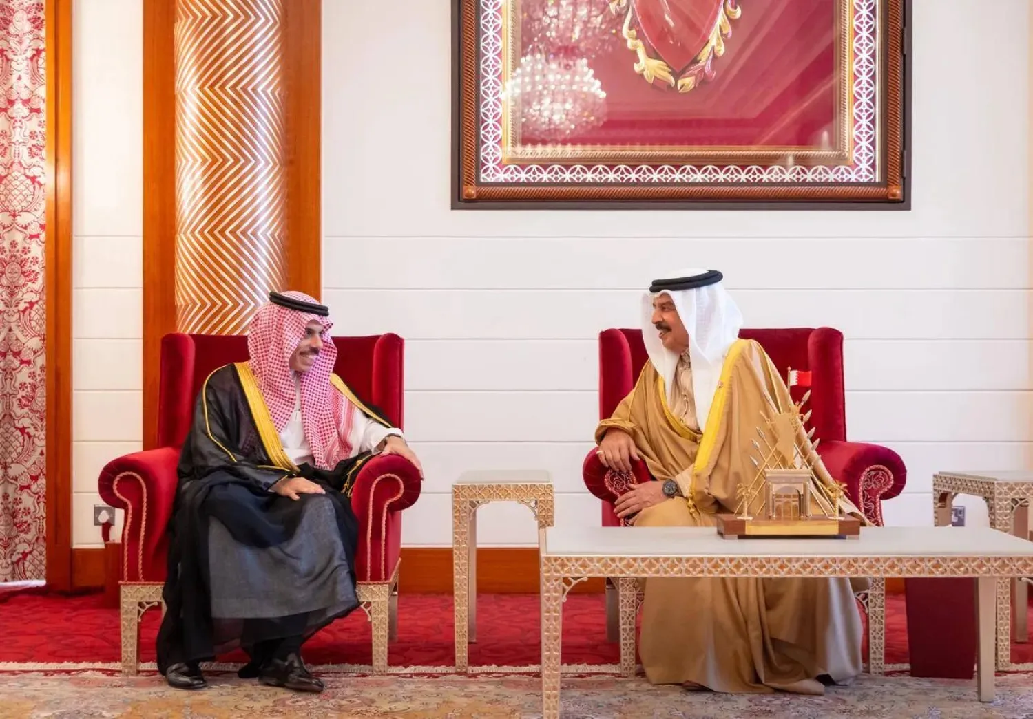 Bahrain’s King Hamad bin Isa Al Khalifa and Saudi Foreign Minister Prince Faisal bin Farhan bin Abdullah meet in Manama on Tuesday. (SPA) 