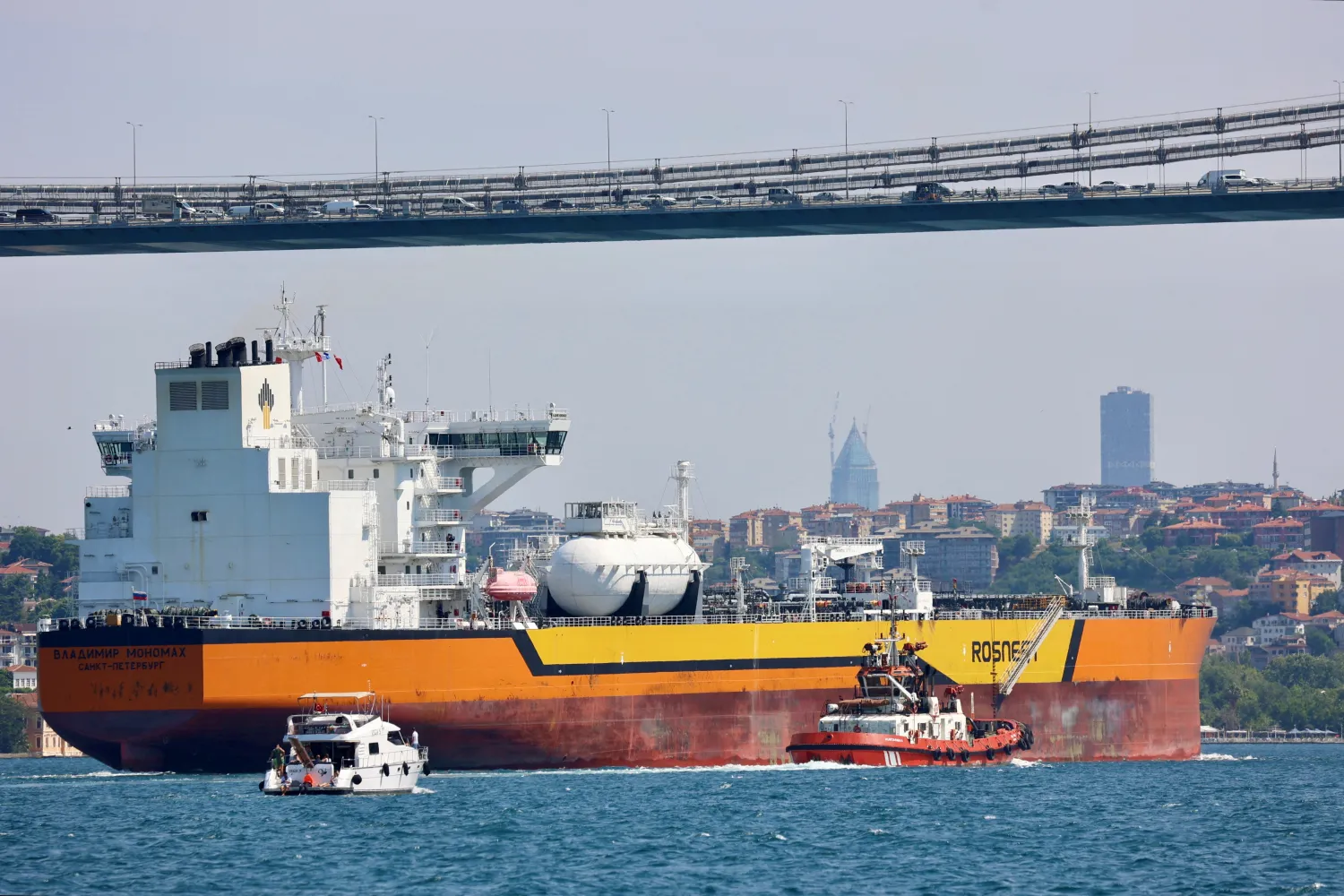 FILE PHOTO: Rosneft's Russian-flagged crude oil tanker Vladimir Monomakh transits the Bosphorus in Istanbul, Türkiye, July 6, 2023. REUTERS/Yoruk Isik/File Photo 