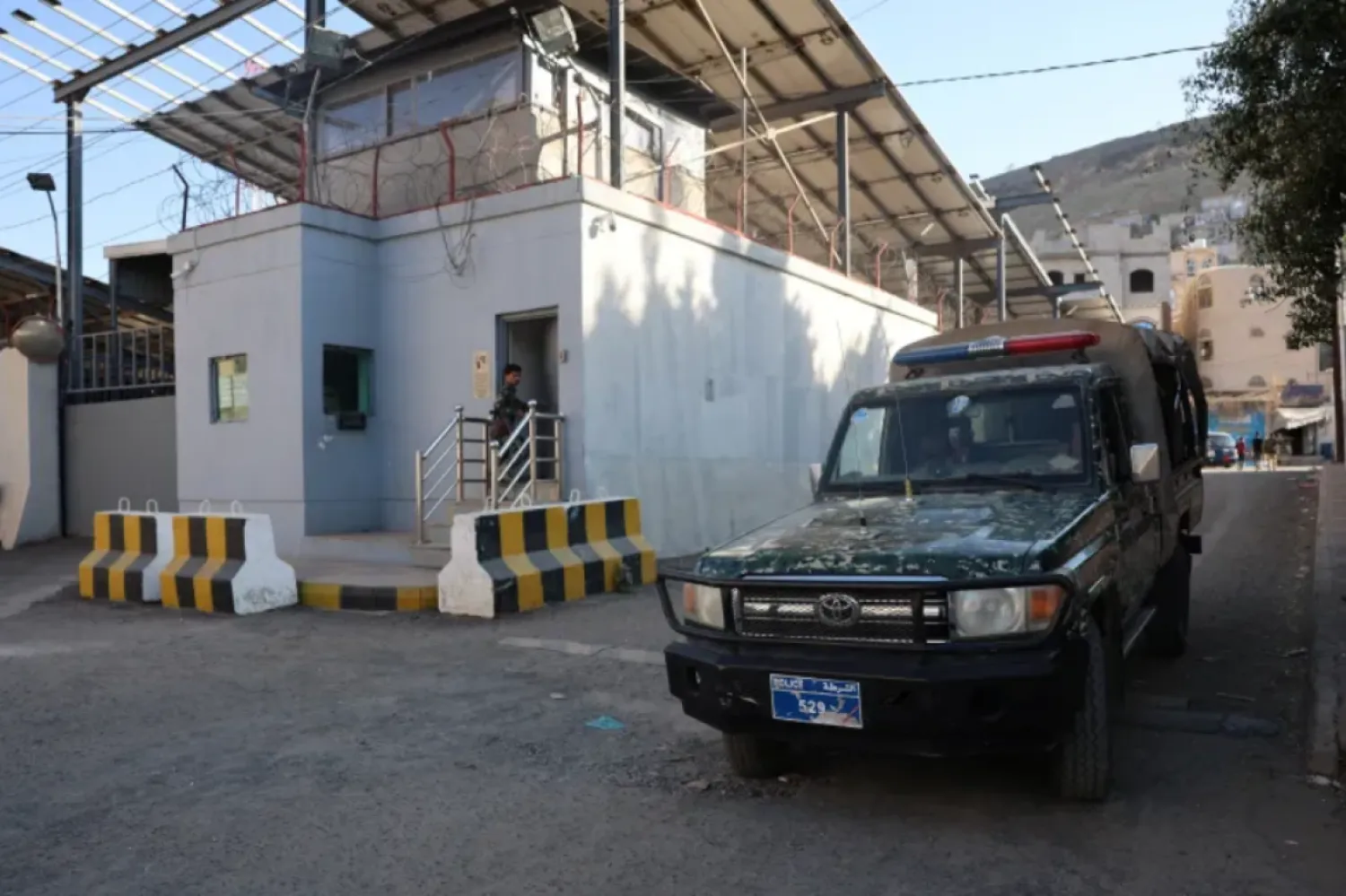 Husi militanlarına ait bir araç, Yemen'in başkentindeki BM binasının önünde konuşlandırılmış durumda (Reuters)