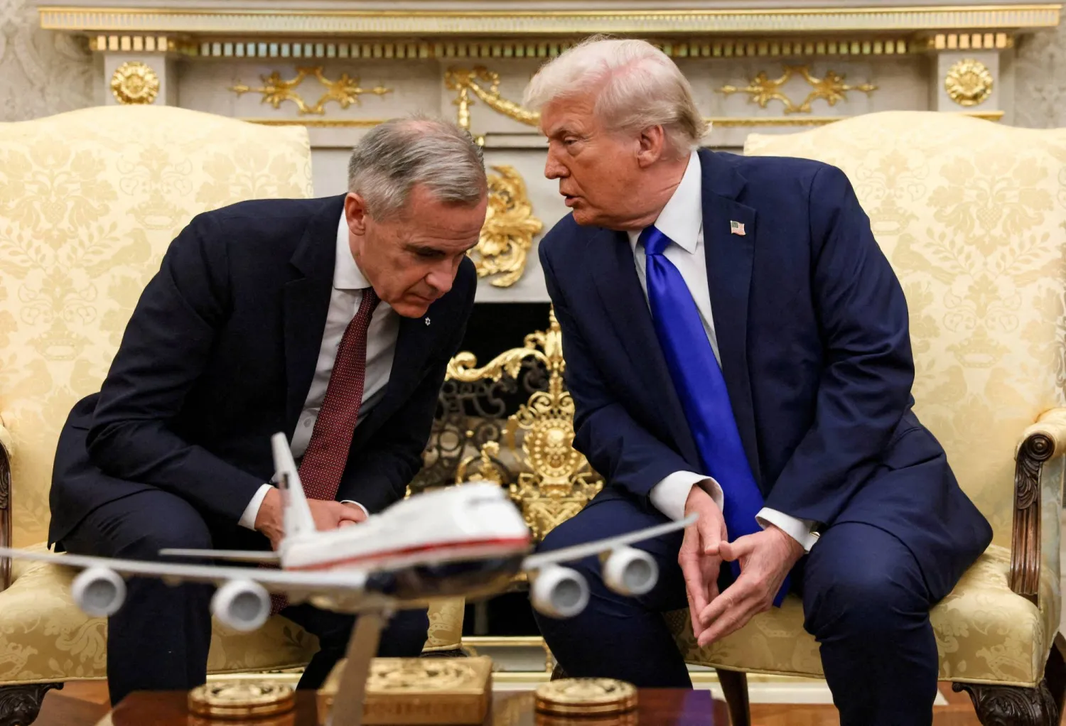 FILE PHOTO: US President Donald Trump meets with Canada's Prime Minister Mark Carney in the Oval Office at the White House in Washington, D.C., US, October 7, 2025. REUTERS/Evelyn Hockstein/File Photo