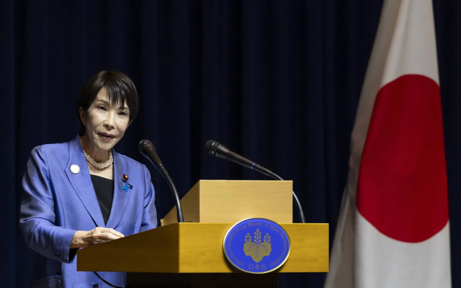 رئيسة الوزراء اليابانية ساناي تاكايتشي تتحدث خلال مؤتمر صحافي لمنتدى «أبيك» في كوريا الجنوبية (إ.ب.أ)