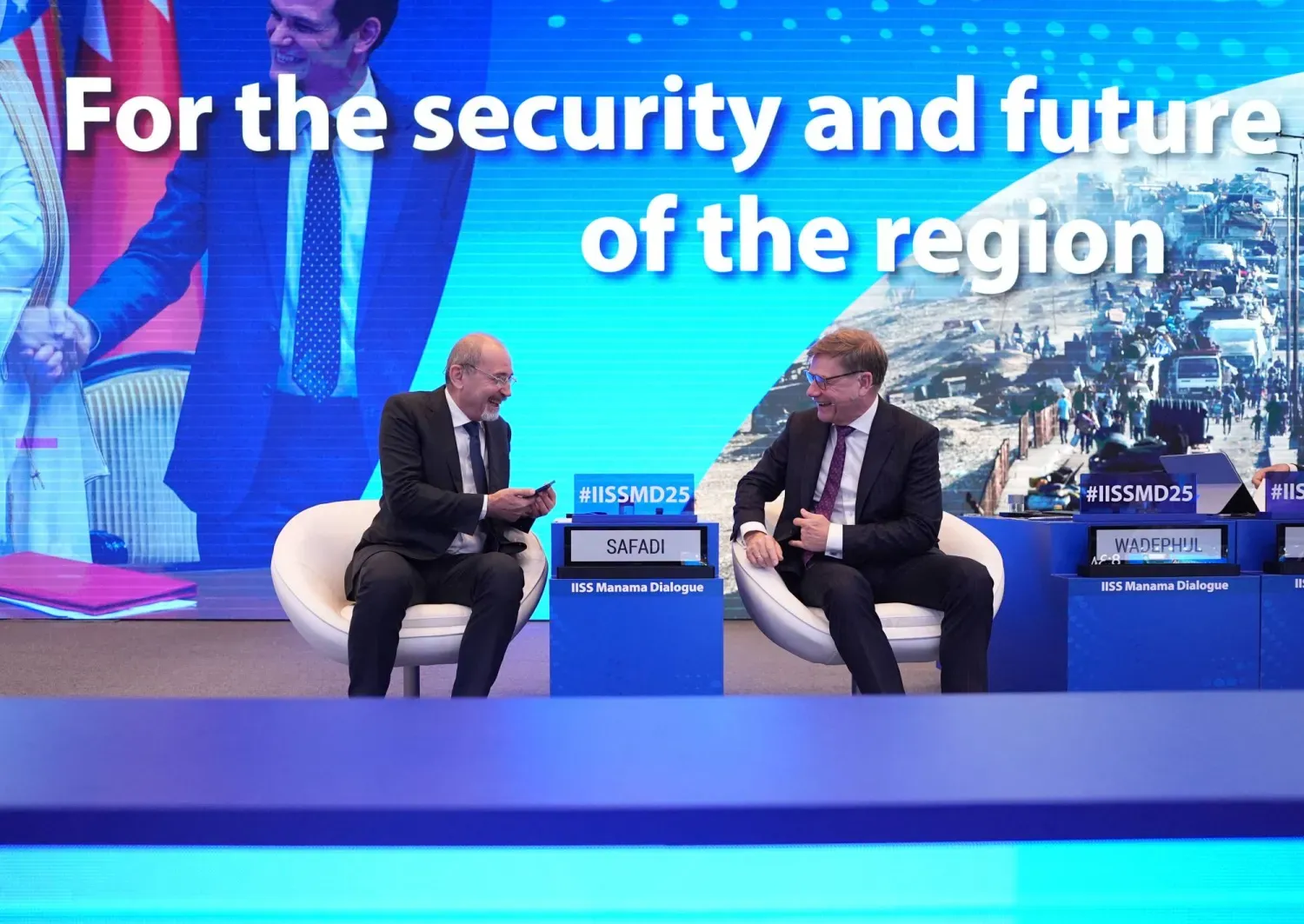 Ürdün Dışişleri Bakanı Eymen es-Safadi (solda), Manama'da düzenlenen panelin başlangıcında Almanya Dışişleri Bakanı Johann Wadephul ile sohbet ediyor. (DPA)