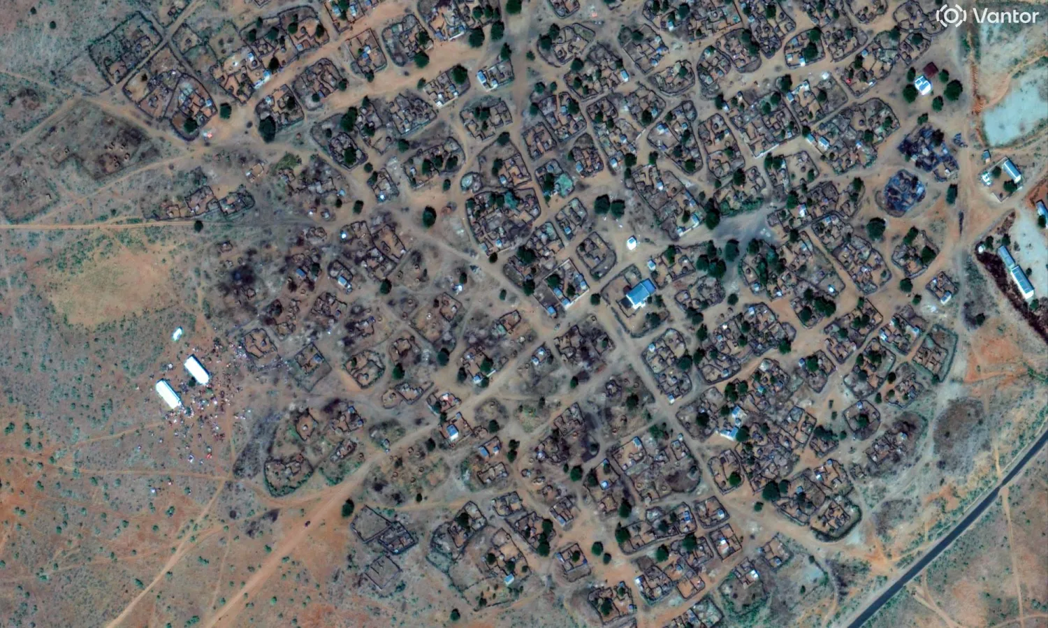 This handout satellite image by Vantor taken on October 30, 2025 and made available on October 31, 2025 shows people gathering on the outskirts of a village located northwest of El-Fasher. (Photo by Handout / Satellite image ｩ2025 Vantor / AFP)  