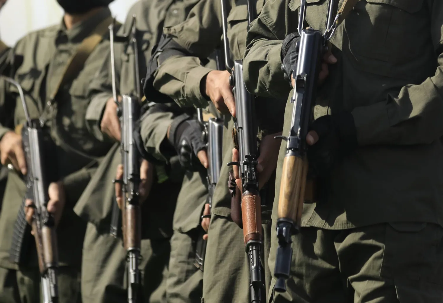 مسلحون حوثيون ضمن استعراض في العاصمة المختطفة صنعاء (إ.ب.أ)