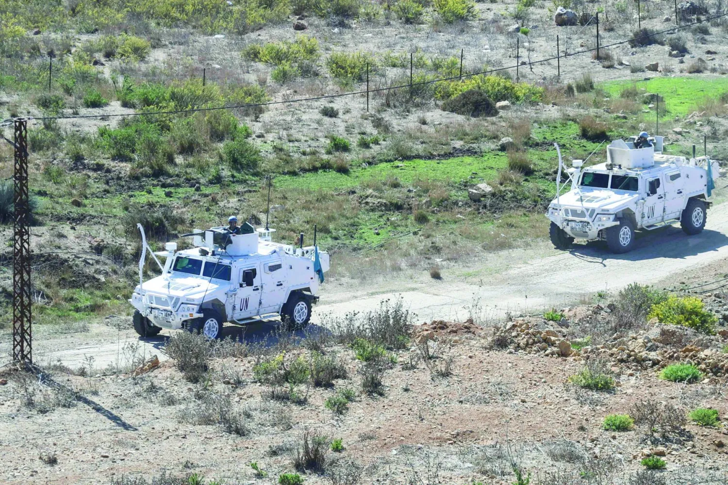 دورية لقوات «اليونيفيل» في منطقة البويضة قضاء مرجعيون بجنوب لبنان (أ.ف.ب)