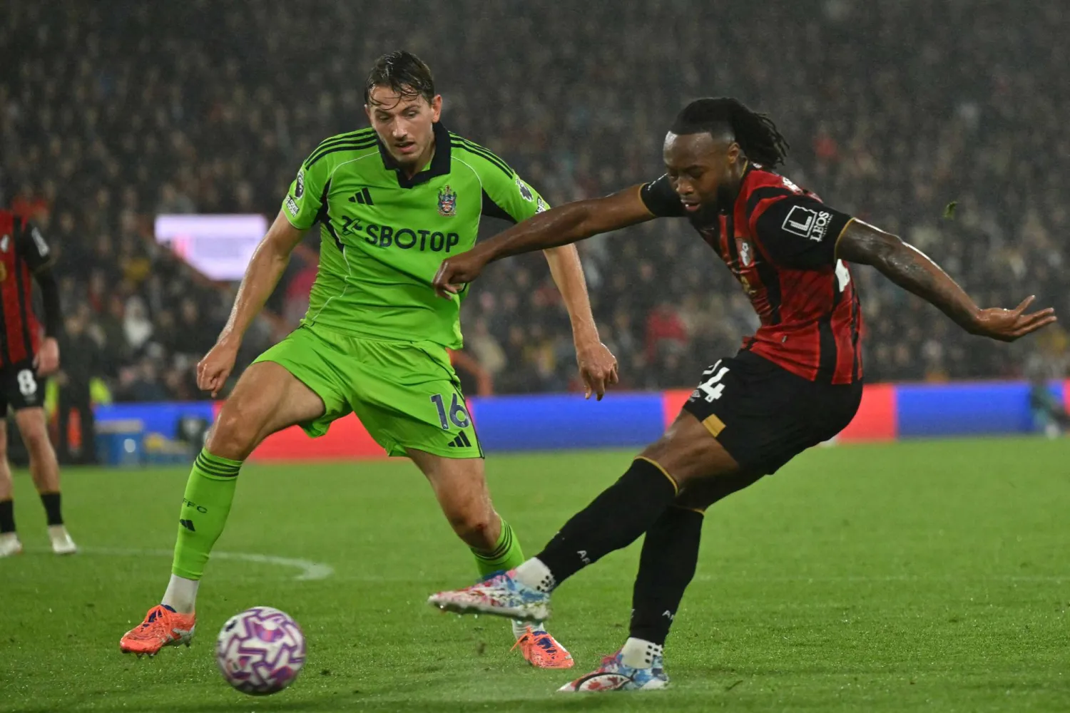 أنطوان سيمينيو يسدد بكلتا قدميه بالمهارة ذاتها (أ.ف.ب)