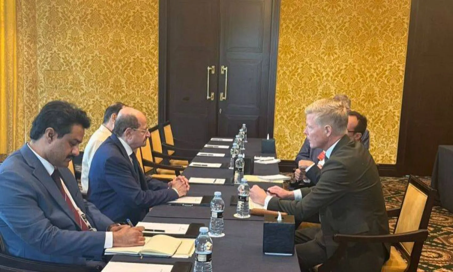 جانب من لقاء وزير الخارجية اليمني في المنامة مع المبعوث الأممي (سبأ)