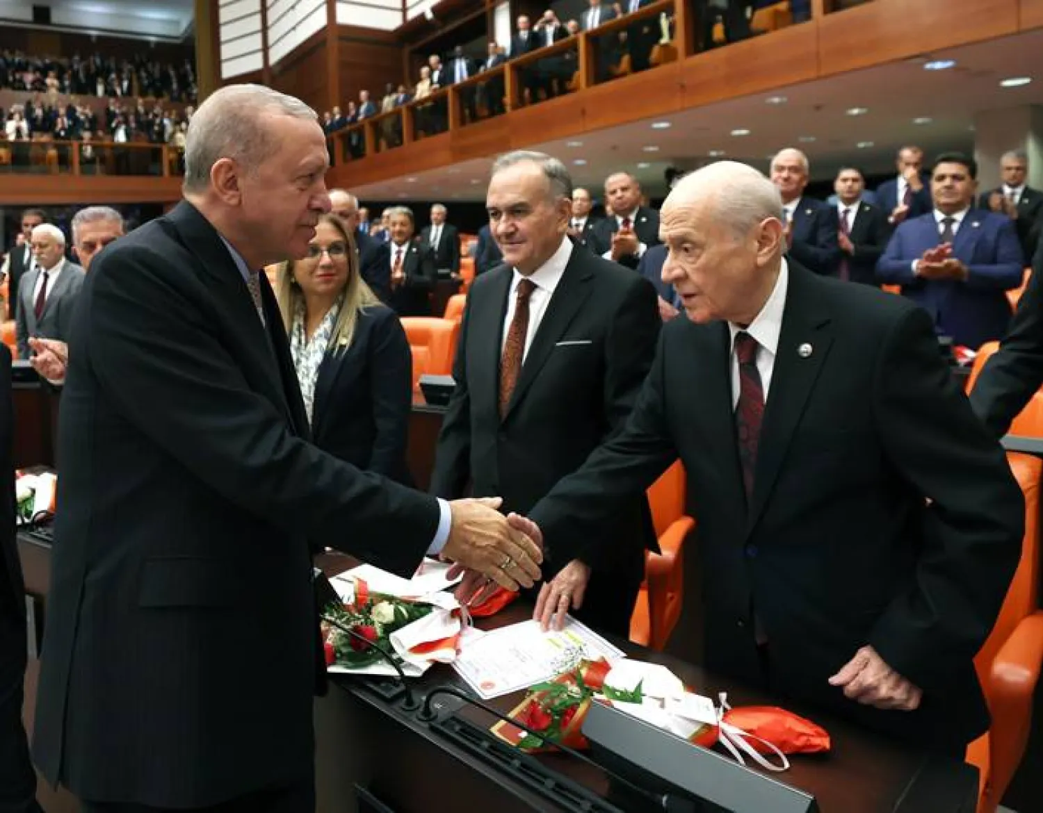 مصافحة بين الرئيس التركي رجب طيب إردوغان وحليفه رئيس حزب الحركة القومية دولت بهشلي خلال افتتاح الدورة الجديدة للبرلمان يوم 1 أكتوبر الماضي (الرئاسة التركية)