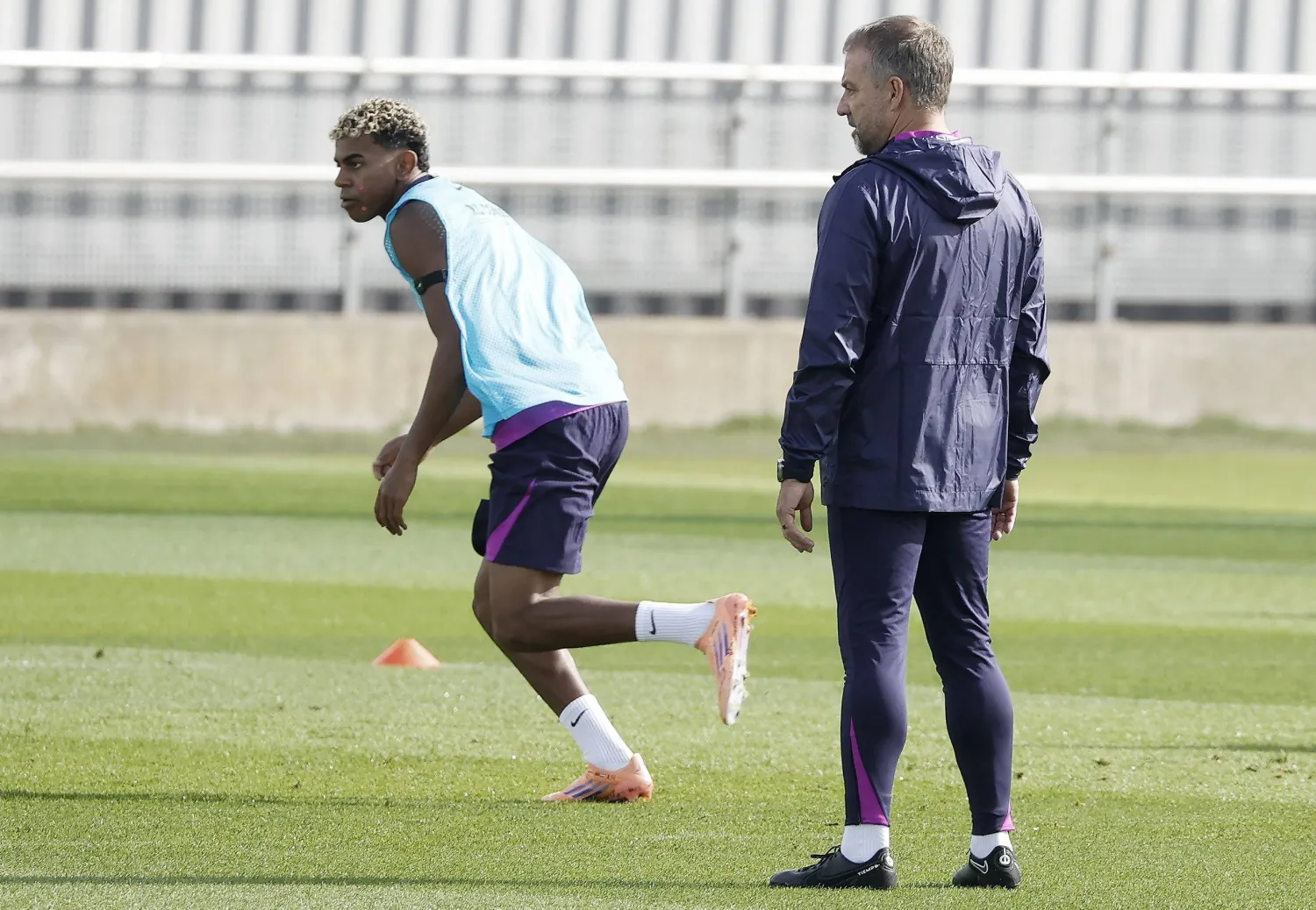 مدرب برشلونة هانز فليك سيواصل حماية نجمه لامين يامال (إ.ب.أ)