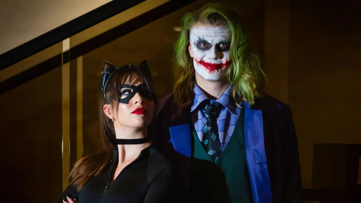 هالاند متنكراً في شخصية «الجوكر» وصديقته إيزابيل هاوغسينغ يوهانسن في زي «كات وومن» (ذا صن)